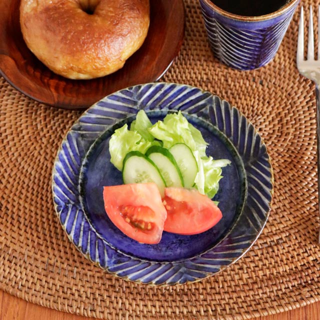 【砥部焼 皐月窯】しのぎのリム付皿(5寸)青