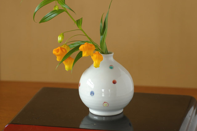 和食器・砥部焼　いろえ水玉のぷっくり花器