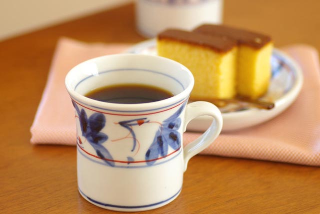 【砥部焼 陶房遊】しだ紋の反マグカップ