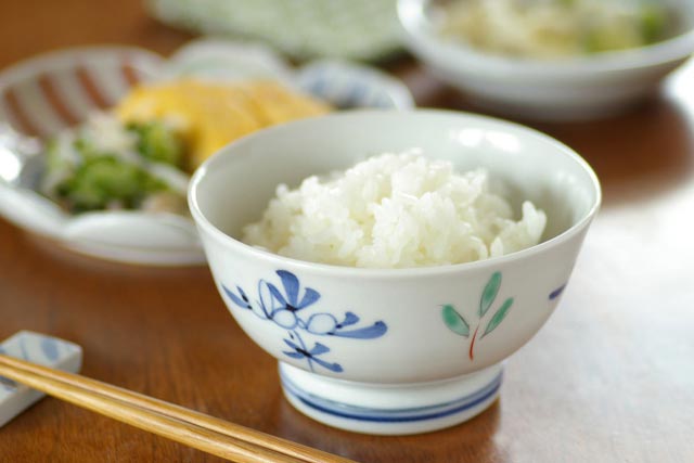 【砥部焼 陶房遊】花ちらしの茶碗(小)