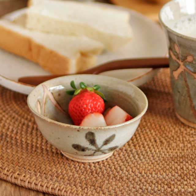 【砥部焼　陶工房 Sato】草花文の豆鉢