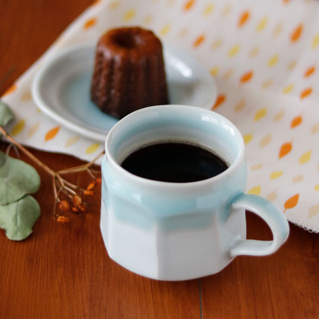 【砥部焼 陶彩窯】掛け分け面取マグカップ