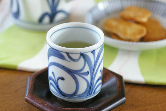 【砥部焼 梅山窯】からくさの筒湯呑○