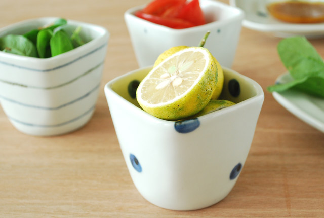 和食器・砥部焼　水玉もようの角フリーカップ