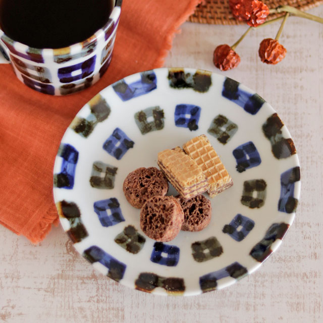 【砥部焼 雲石窯】しかくしかくの丸皿(5寸)