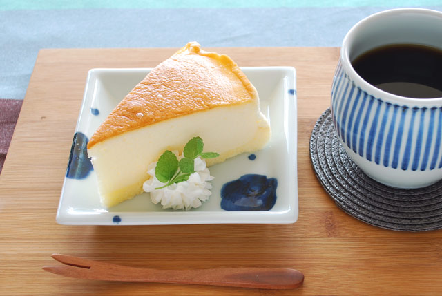 和食器・砥部焼　梅文の正角皿