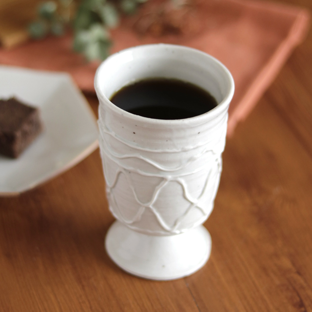 【砥部焼 山中窯】イッチンの台付カップ(白)