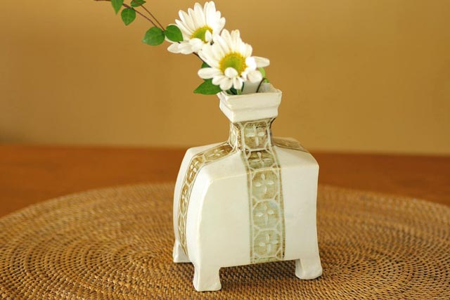 和食器・砥部焼　足つきの角花びん