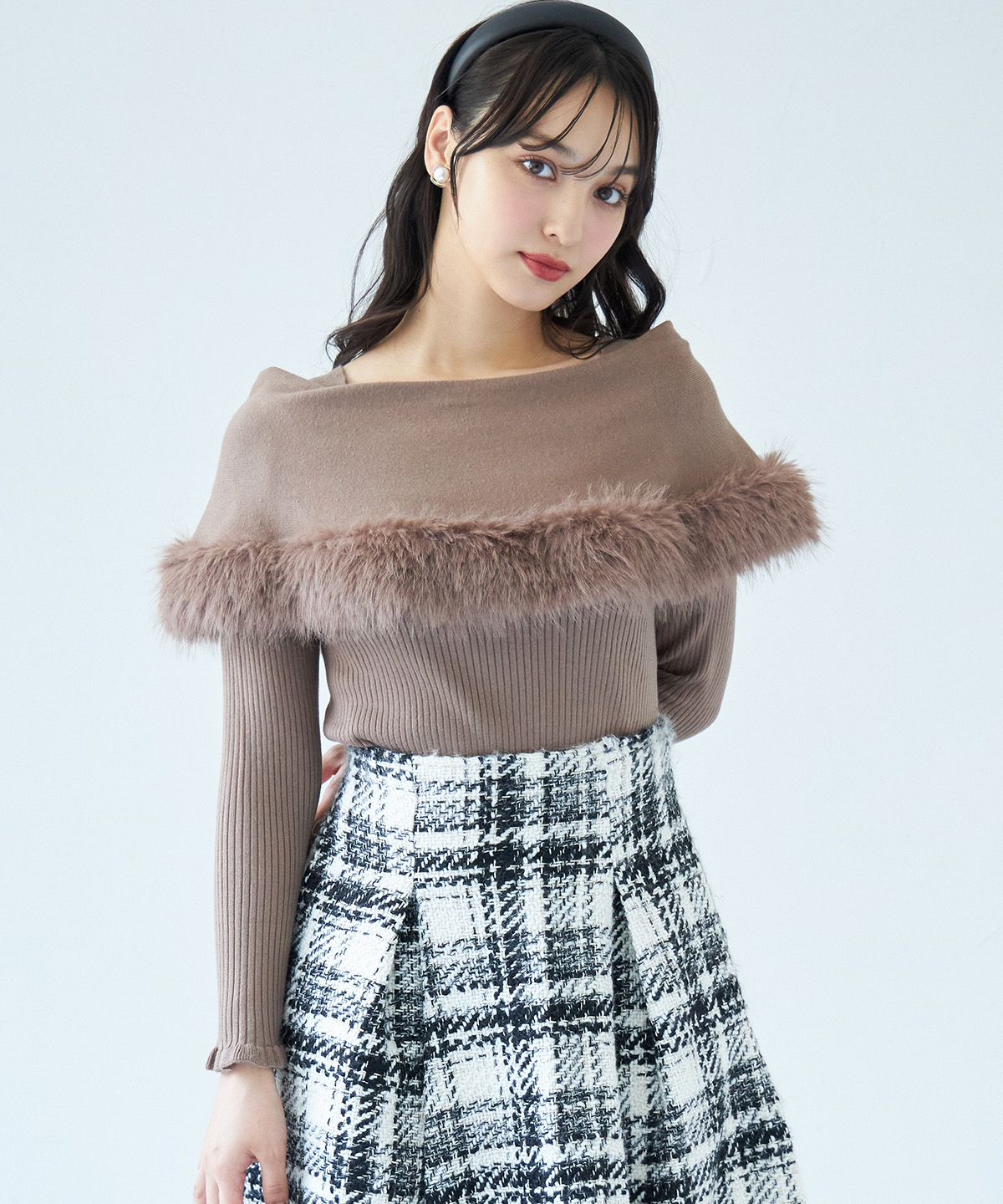 ファー付きケープライク袖口フリルリブニットプルオーバー tocco closet  ＊スペシャルプライス品につき返品/キャンセル/配送日指定不可/ラッピング不可/少量在庫のセールの為交換は出来かねる場合がございます。