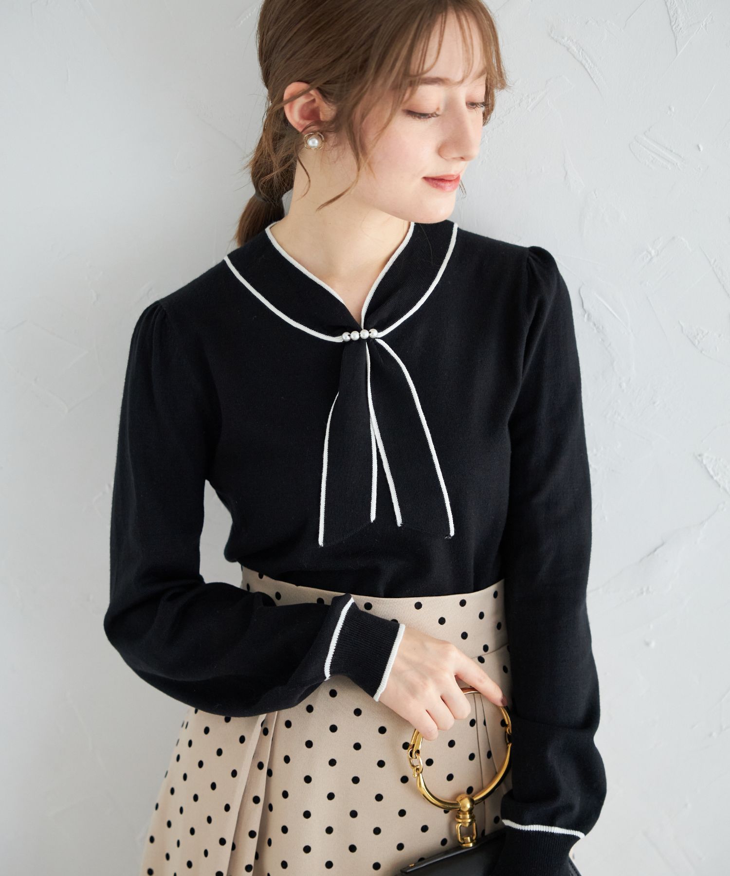 特価ドットがかわいいトップス シアーな表情が今っぽいプチフリルネックパール釦フロッキー