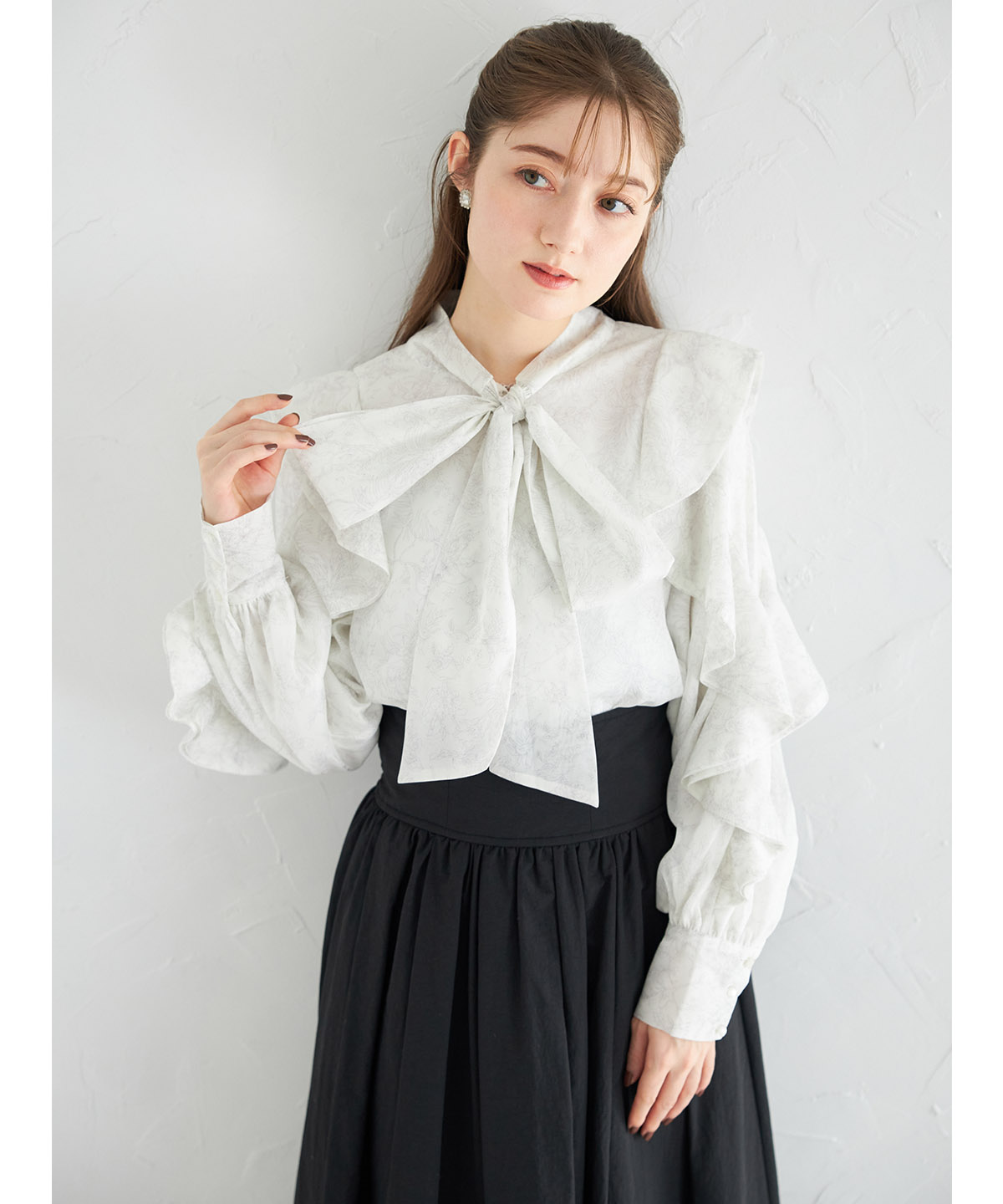 ニュアンスフラワープリントシアーボウタイリボンブラウス【nelovy ネロヴィー】 tocco closet(トッコクローゼット)　＊スペシャルプライス品につき返品/キャンセル/配送日指定不可/ラッピング不可/少量在庫のセールの為交換は出来かねる場合がございます。