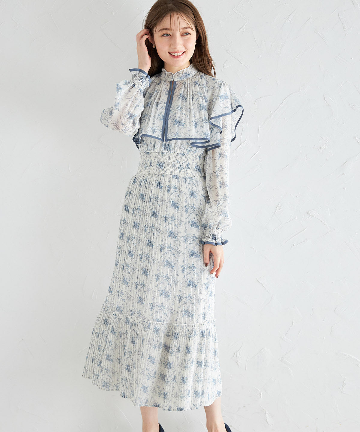 クラシカルアート風フラワープリントプリーツケープワンピース 【vorchie ヴォーシェ】 tocco closet(トッコクローゼット)  ＊スペシャルプライス品につき返品/キャンセル/配送日指定不可/ラッピング不可/少量在庫のセールの為交換は出来かねる場合がございます。