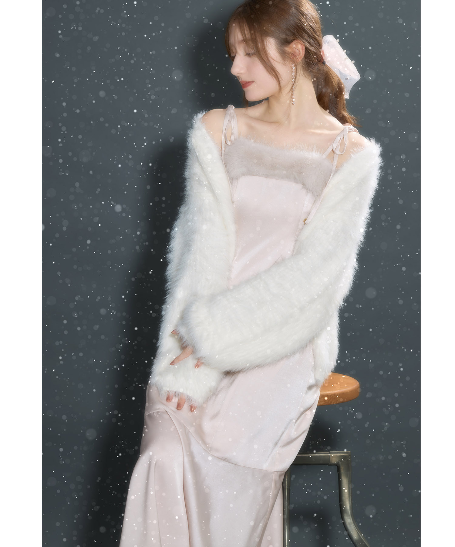 ファー付き肩りぼんキャミワンピース【rennia レニーナ】 ＊スペシャルプライス品につき返品/キャンセル/配送日指定不可/ラッピング不可/少量在庫のセールの為交換は出来かねる場合がございます。