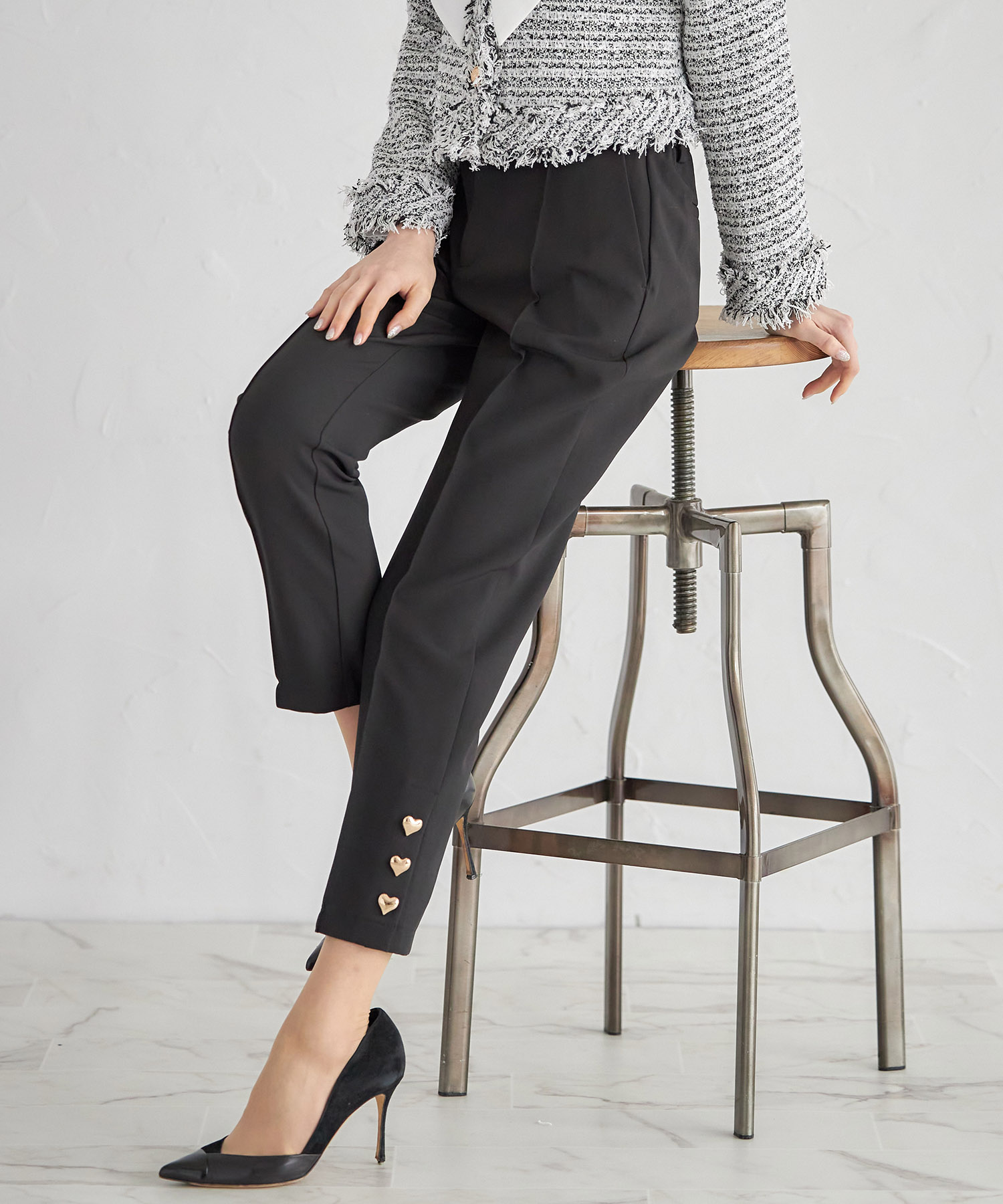 tocco トッコクローゼット 
ポケット付き裾ハートボタン装飾テーパードパンツ