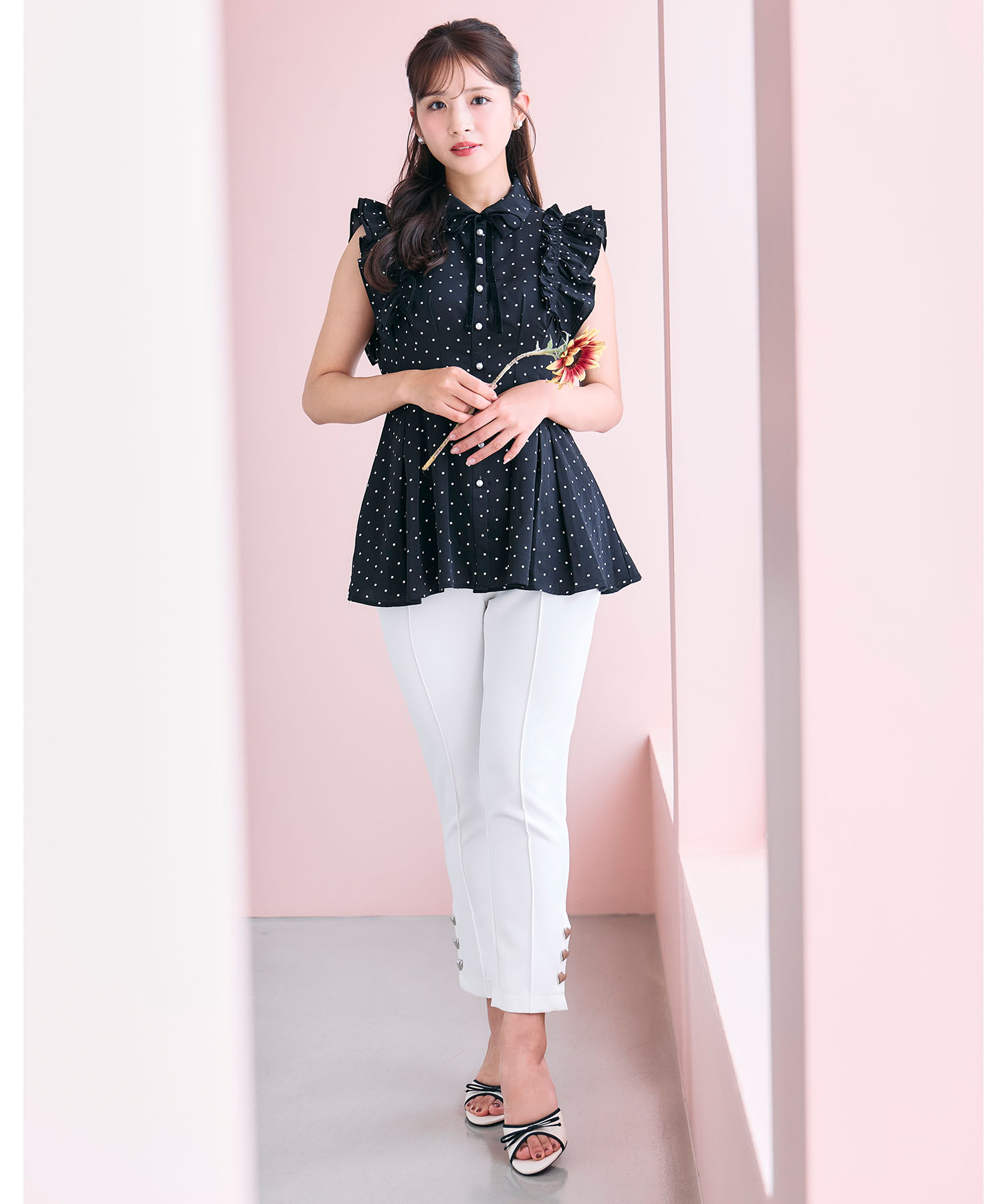 ポケット付き裾ハートボタン装飾テーパードパンツ 8月16日(日)再販決定☆  tocco closet(トッコクローゼット)※柏木由紀さん、綺咲愛里さんはオフホワイト着用※グレーの入荷はありません※オフホワイト少量の在庫確保による再販売の為、交換は出来かねる場合がございます