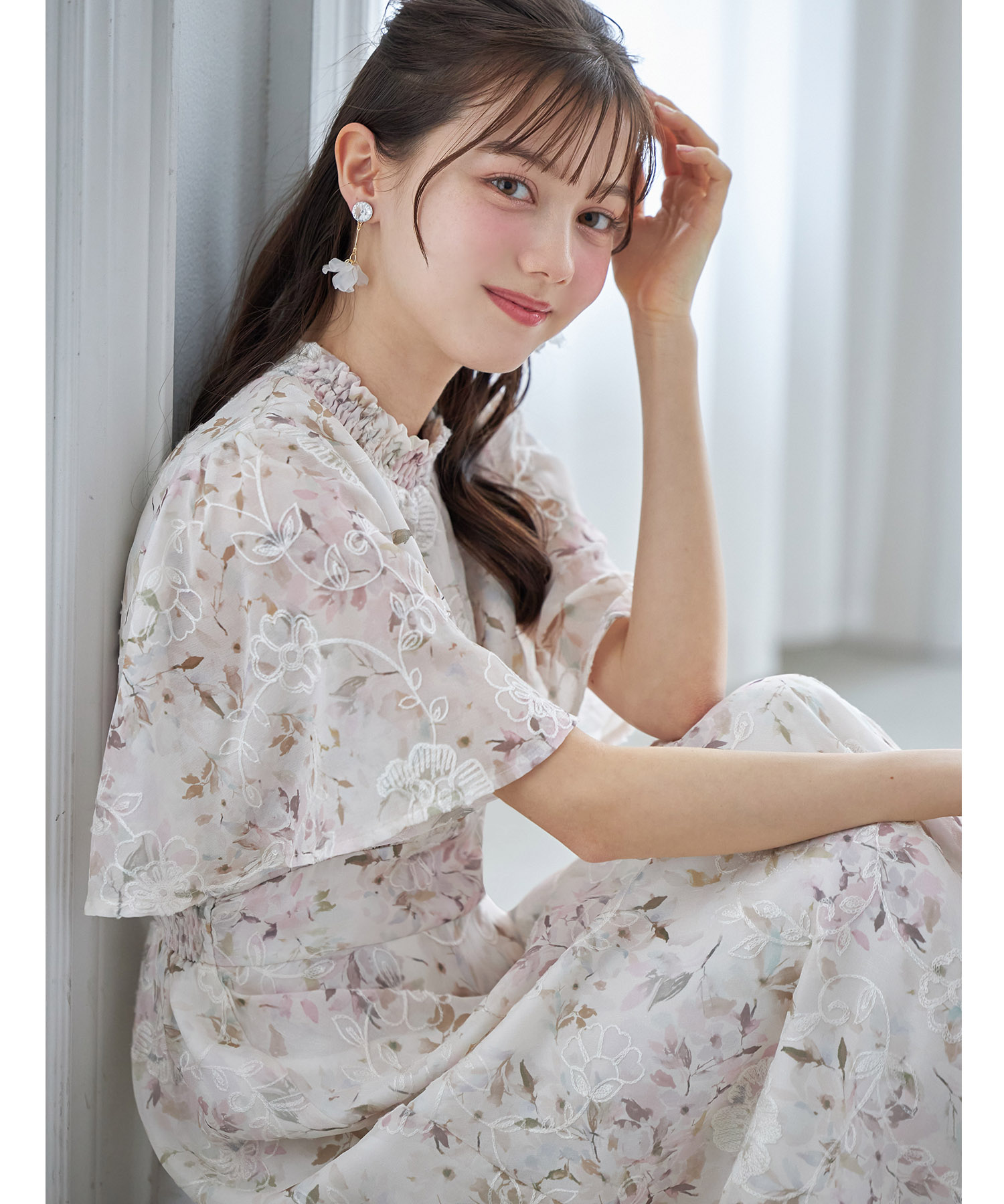 ラメ入り水彩フラワープリント×フラワー刺繍フレアスリーブシャーリングワンピース tocco closet(トッコクローゼット)　＊スペシャルプライス品につき返品/キャンセル/配送日指定不可/ラッピング不可/少量在庫のセールの為交換は出来かねる場合がございます。