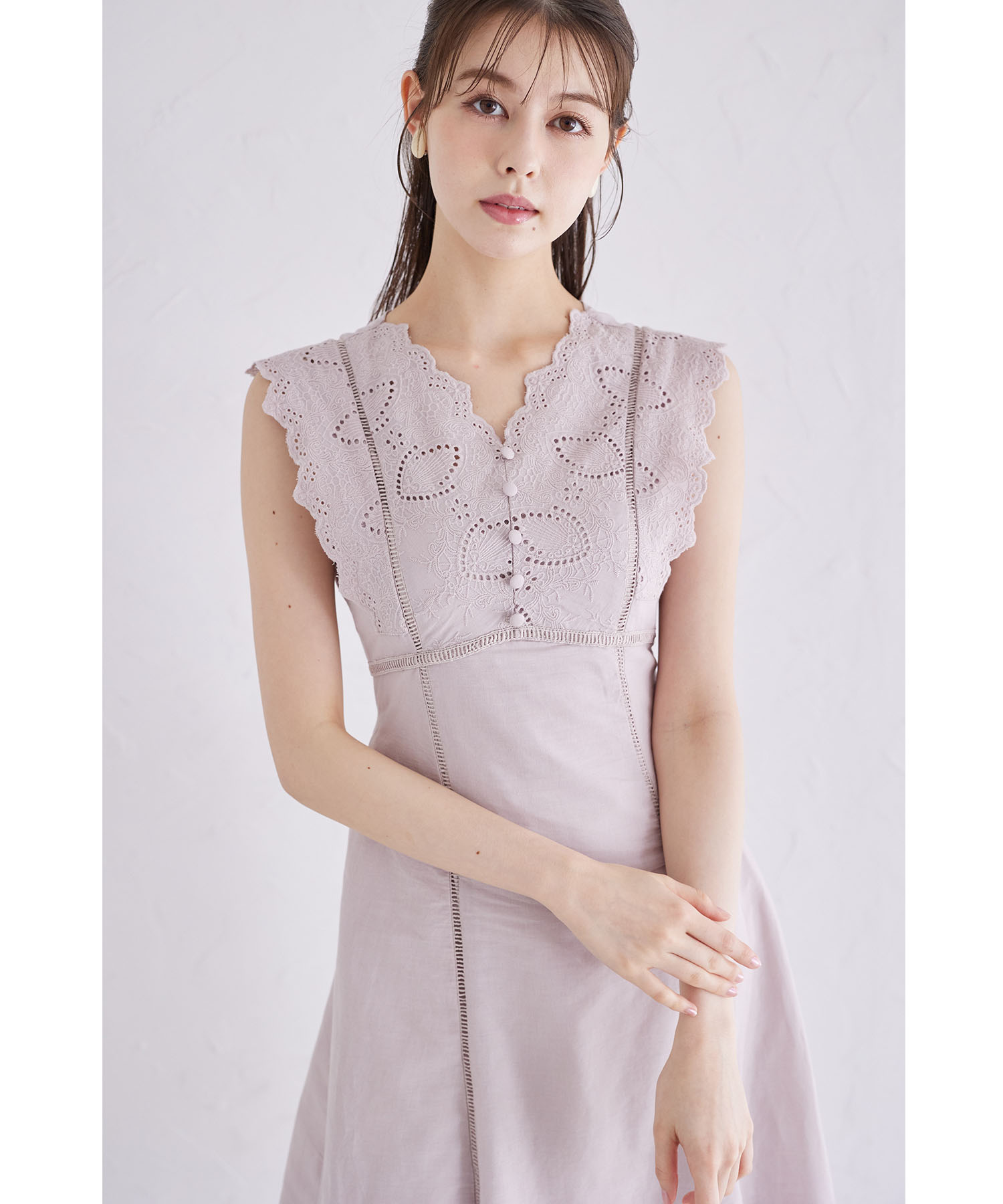 tocco トッコクローゼット　　
ウエストりぼん付きコットンカットワークレース刺繍ワンピース