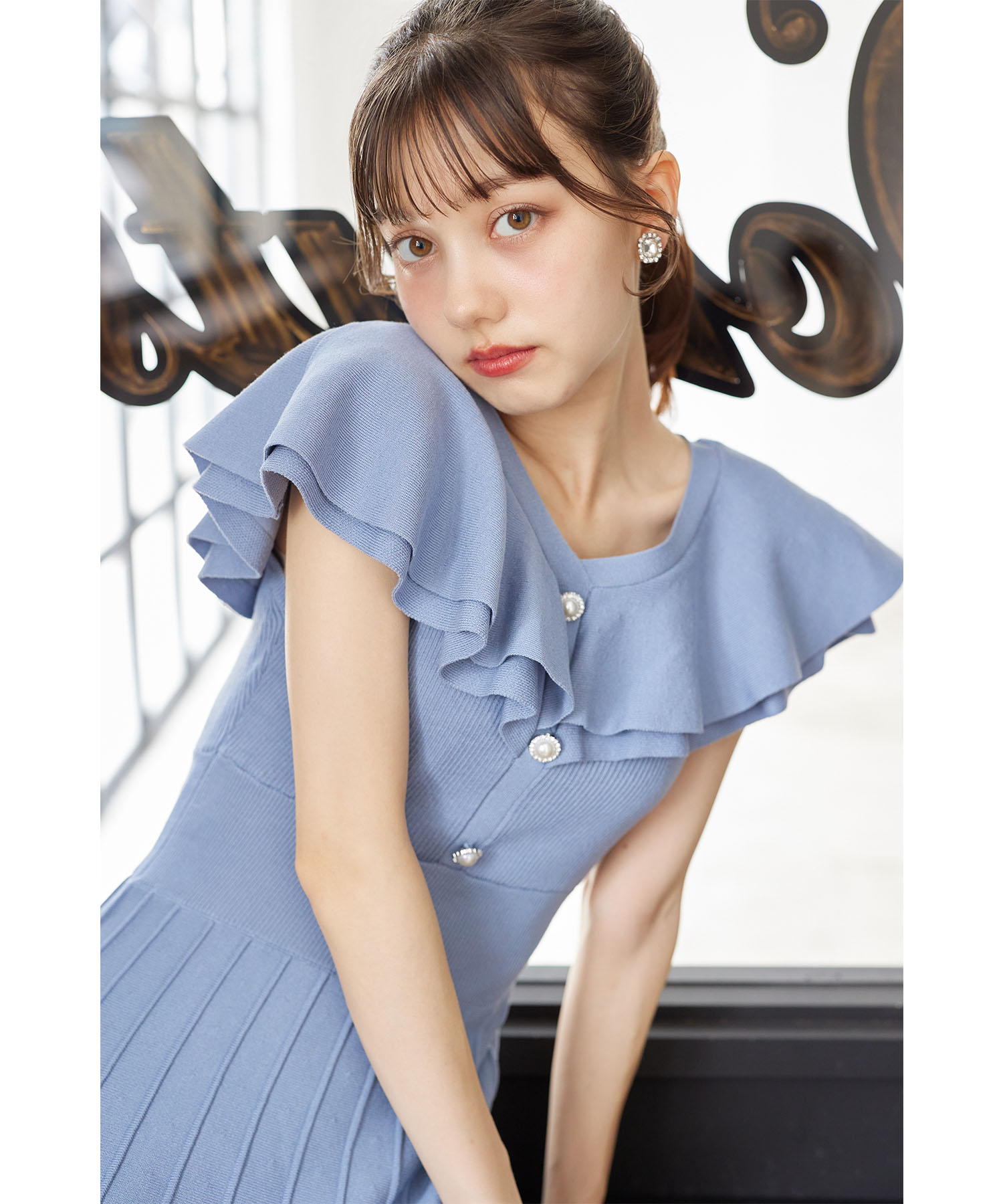 tocco トッコクローゼット　　
パール飾り釦付きラッフルフリルリブニットワンピース