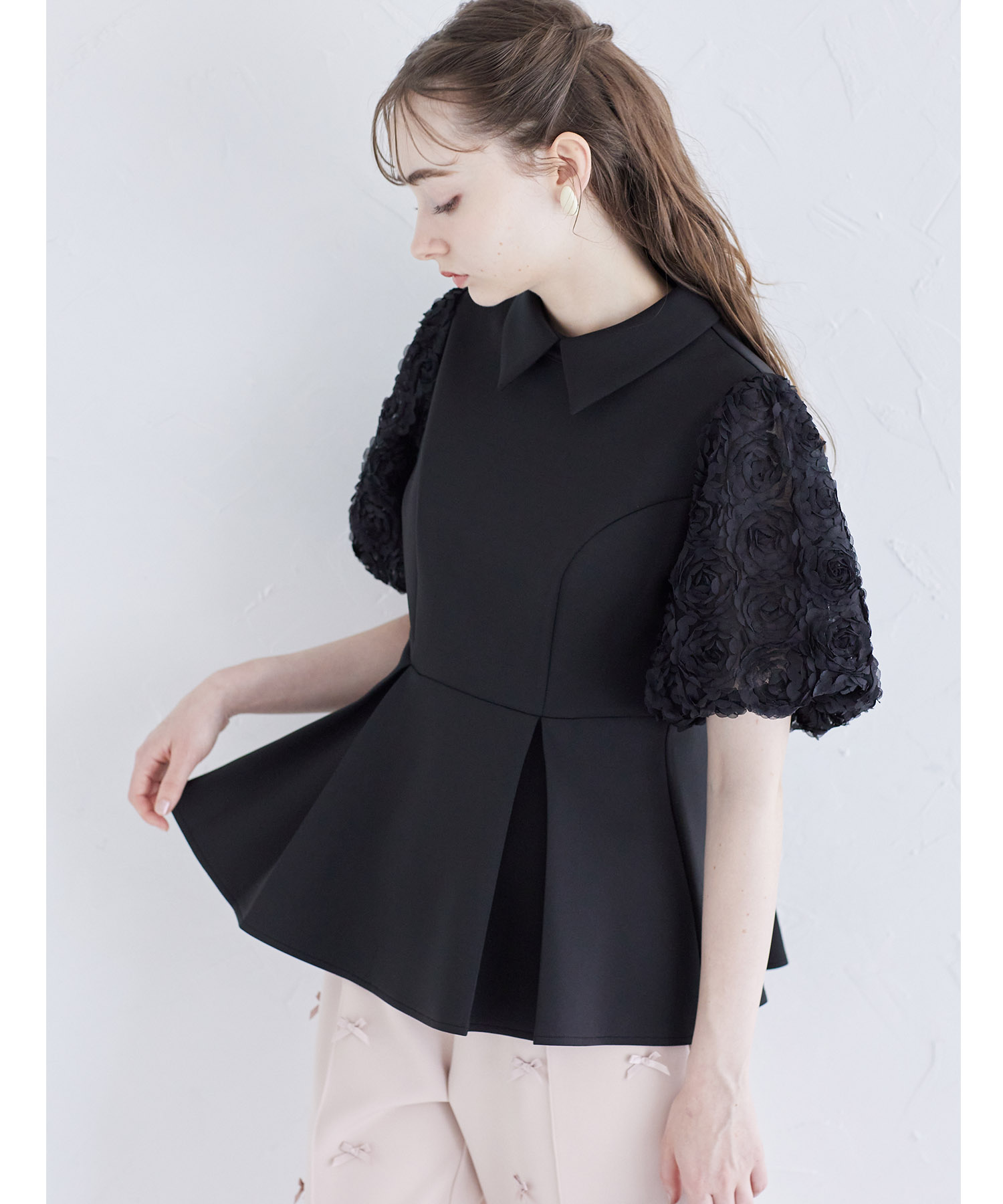 立体フラワースリーブ切り替え襟付きペプラムボンディングトップス 【turero トゥレロ】 tocco closet(トッコクローゼット)