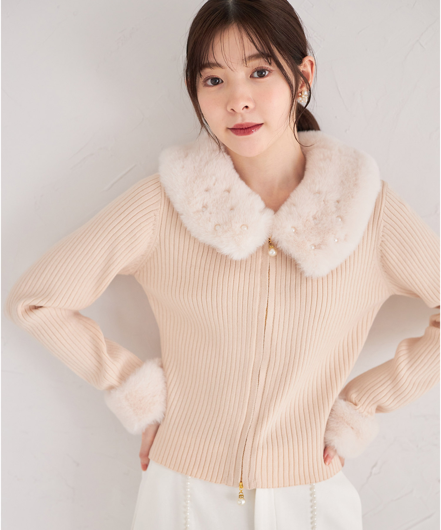 tocco トッコクローゼット　取り外し可能なファー付きパール装飾ジップリブニットプルオーバー