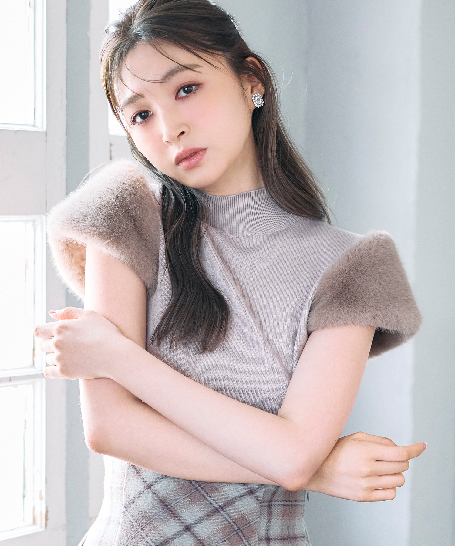 ファースリーブ切り替えニットプルオーバー【rophila】tocco closet(トッコクローゼット)※越智ゆらのさんはアイボリー、上西星来さんはグレイッシュピンク着用※ブラック少量の在庫確保による再販売の為、交換は出来かねる場合がございます。予めご了承ください。