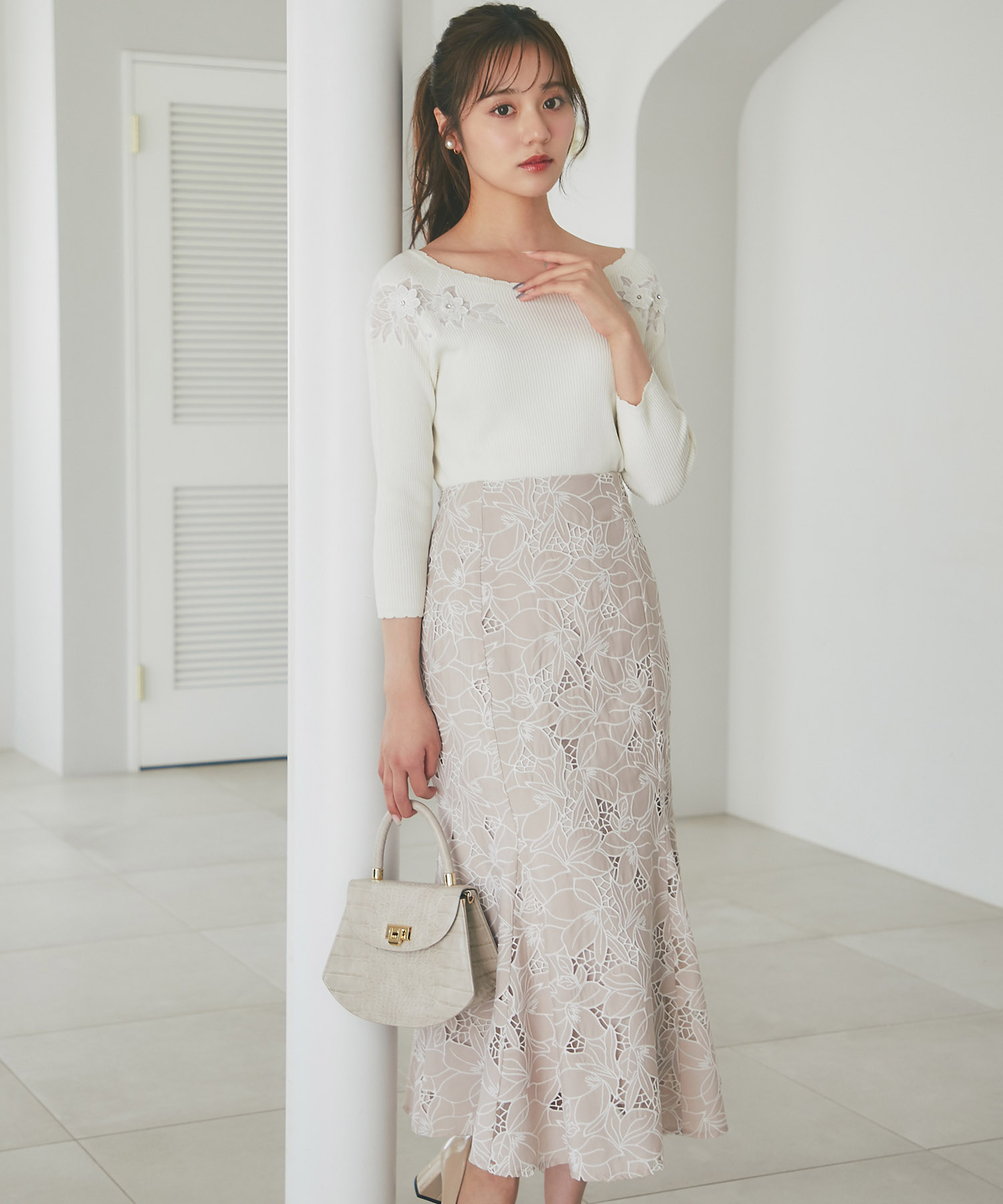 刺繍フラワーマーメイドスカート【fanese ファネス】 tocco closet《美人百花2024年9月号泉里香さんベージュ着用》＊スペシャルプライス品につき返品/キャンセル/配送日指定不可/ラッピング不可/少量在庫のセールの為交換は出来かねる場合がございます。