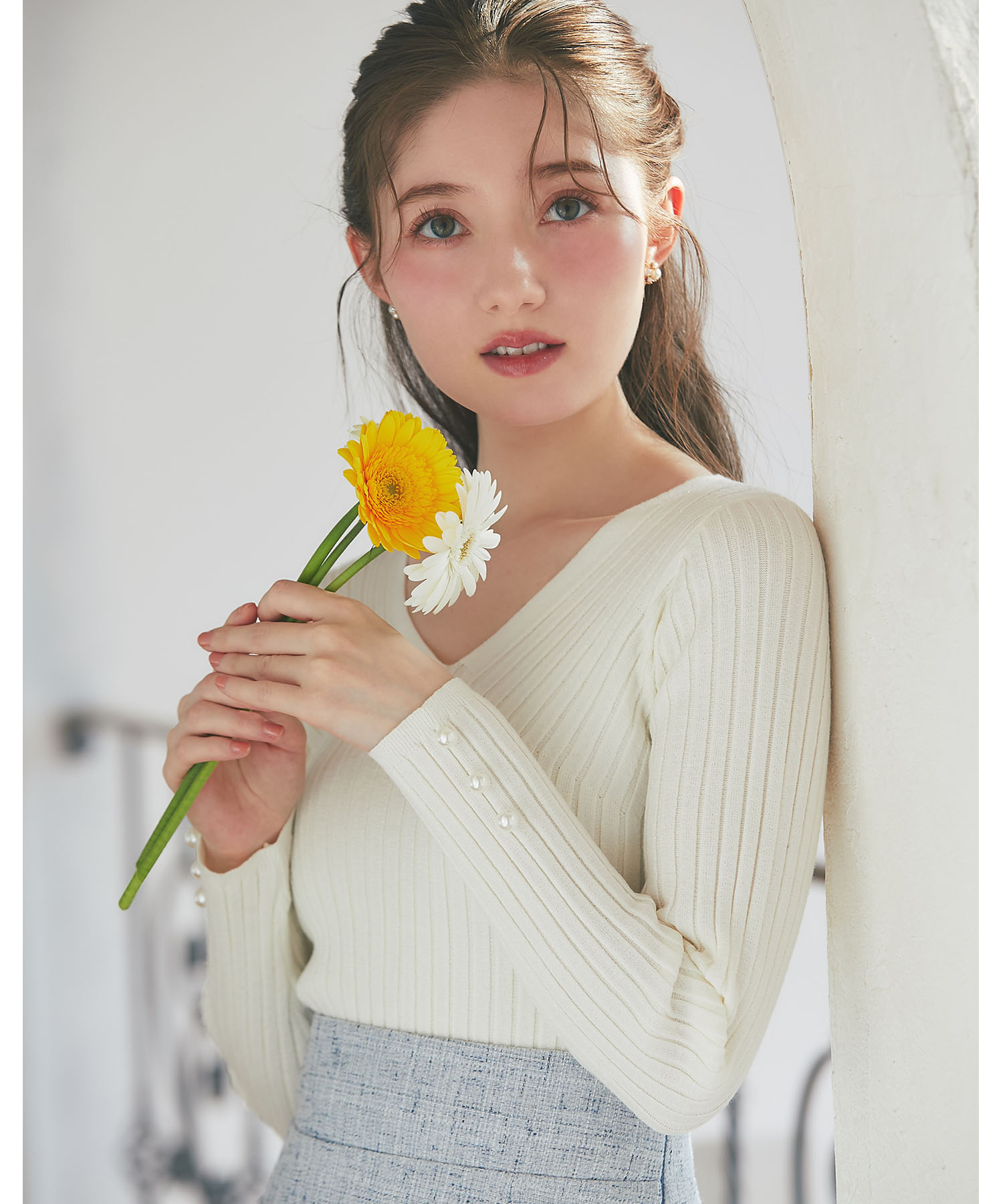 袖口パール付きＶネックリブニットプルオーバー 【ambrielle アンブリル】《Full of the joys of spring 2025》《Heart Collection》※少量の在庫確保による再販売の為、交換は出来かねる場合がございます。予めご了承ください。
