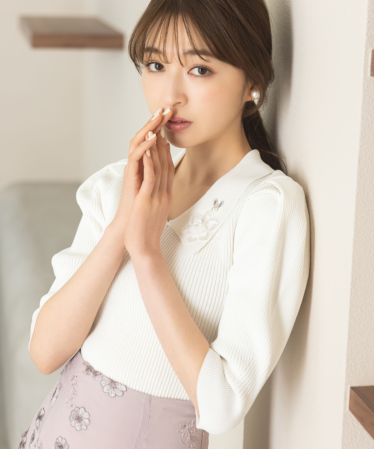立体フラワーモチーフ襟付きリブニットプルオーバー 【erbury エバリー】tocco closet※上西星来さんはオフホワイト着用 ＊スペシャルプライス品につき返品/キャンセル/配送日指定不可/ラッピング不可/少量在庫のセールの為交換は出来かねる場合がございます。
