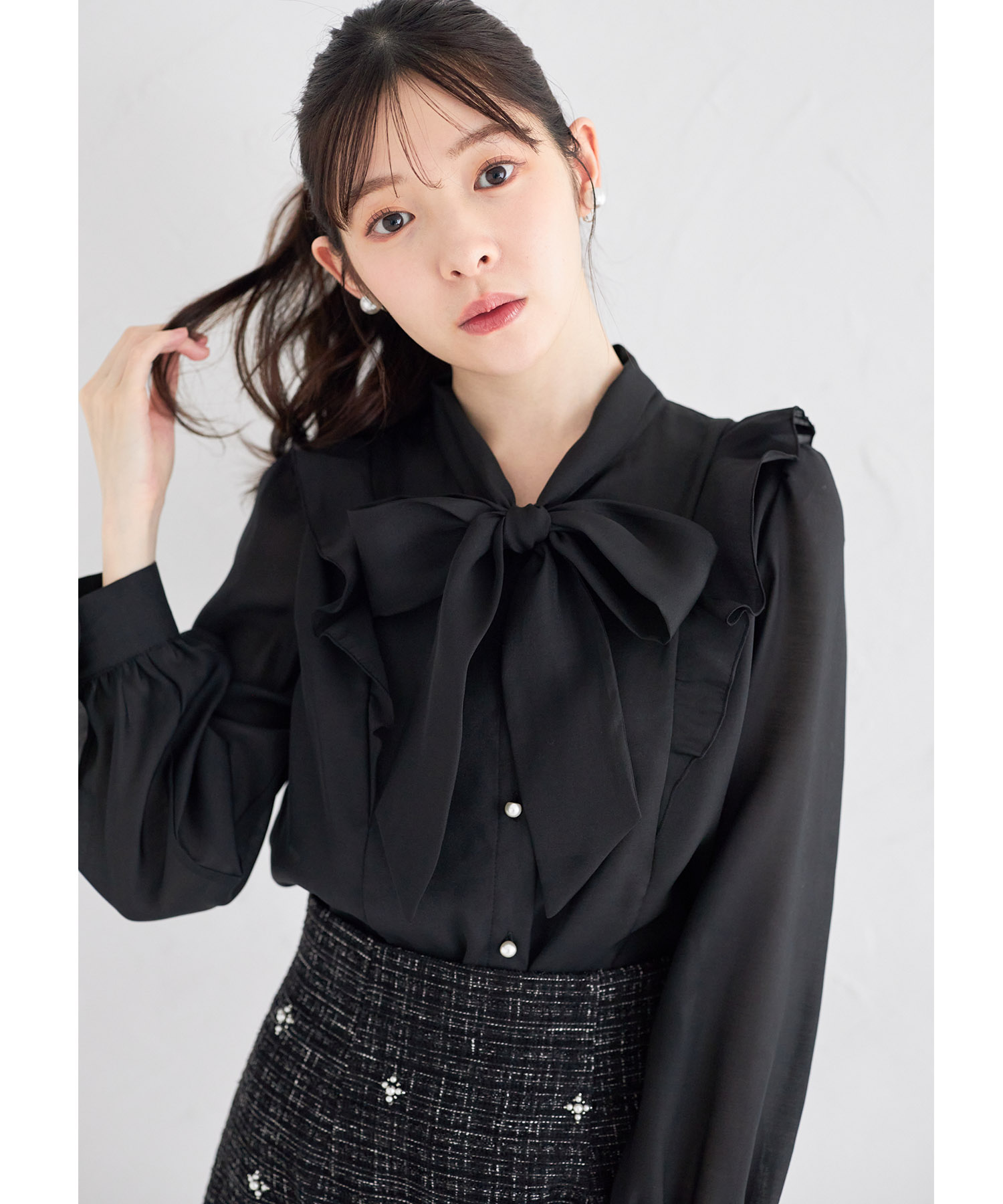 フリル付きパール釦ボウタイリボンシアーブラウス    tocco closet(トッコクローゼット) ＊スペシャルプライス品につき返品/キャンセル/配送日指定不可/ラッピング不可/少量在庫のセールの為交換は出来かねる場合がございます。