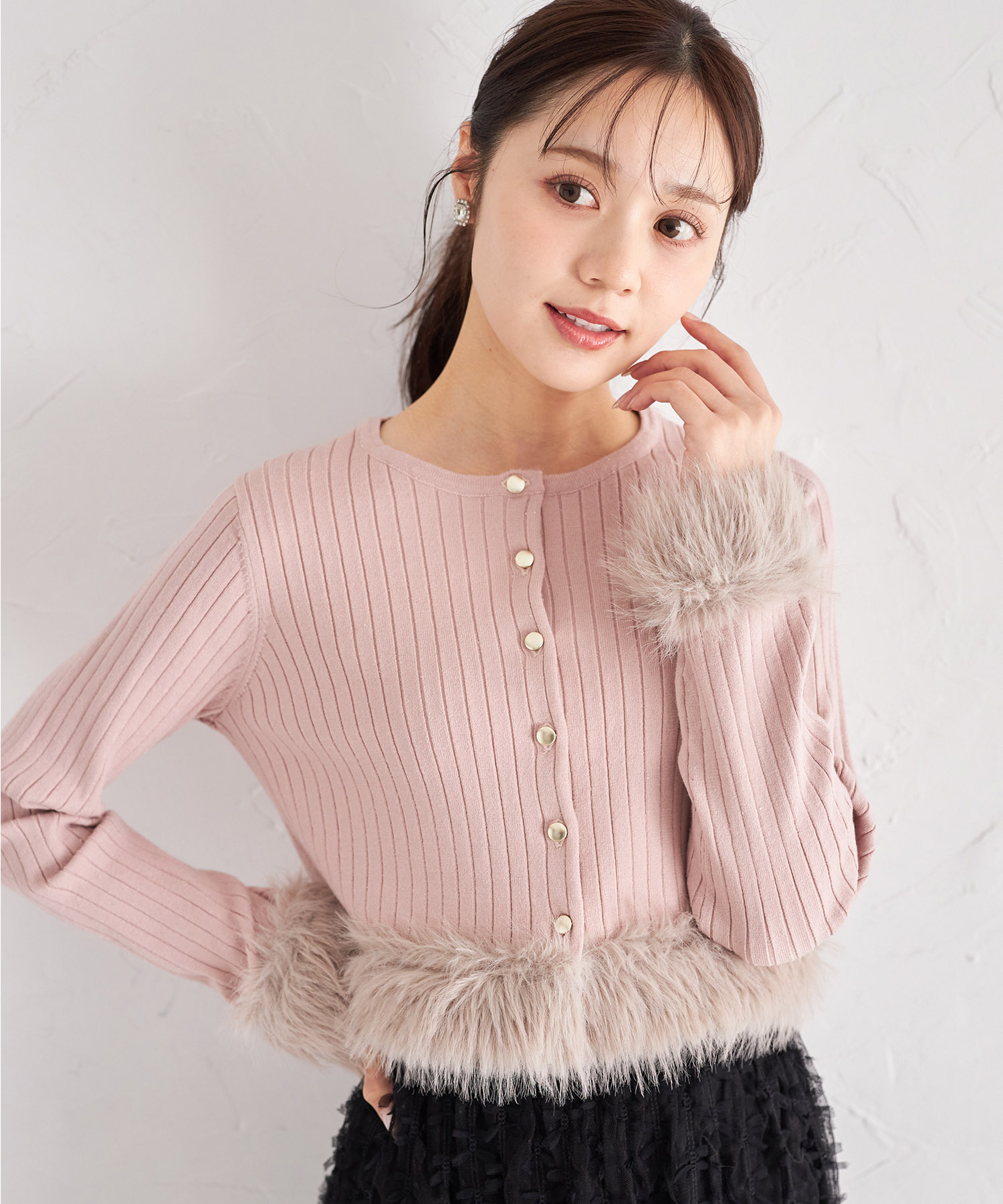 ふわふわファー付きスパンコール入りリブニットカーディガン【syrintha シリンザ】 tocco closet ＊スペシャルプライス品につき返品/キャンセル/配送日指定不可/ラッピング不可/少量在庫のセールの為交換は出来かねる場合がございます。