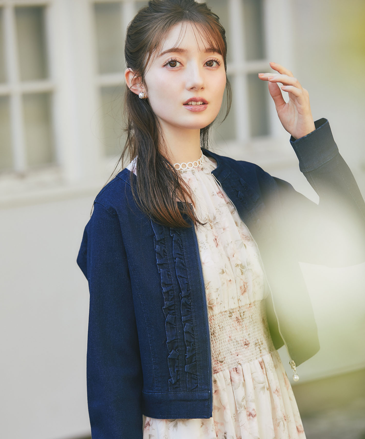 パールチャーム付きフリルデニムジャケット【aliste アリステ】 tocco closet(トッコクローゼット) ＊スペシャルプライス品につき返品/キャンセル/配送日指定不可/ラッピング不可/少量在庫のセールの為交換は出来かねる場合がございます。