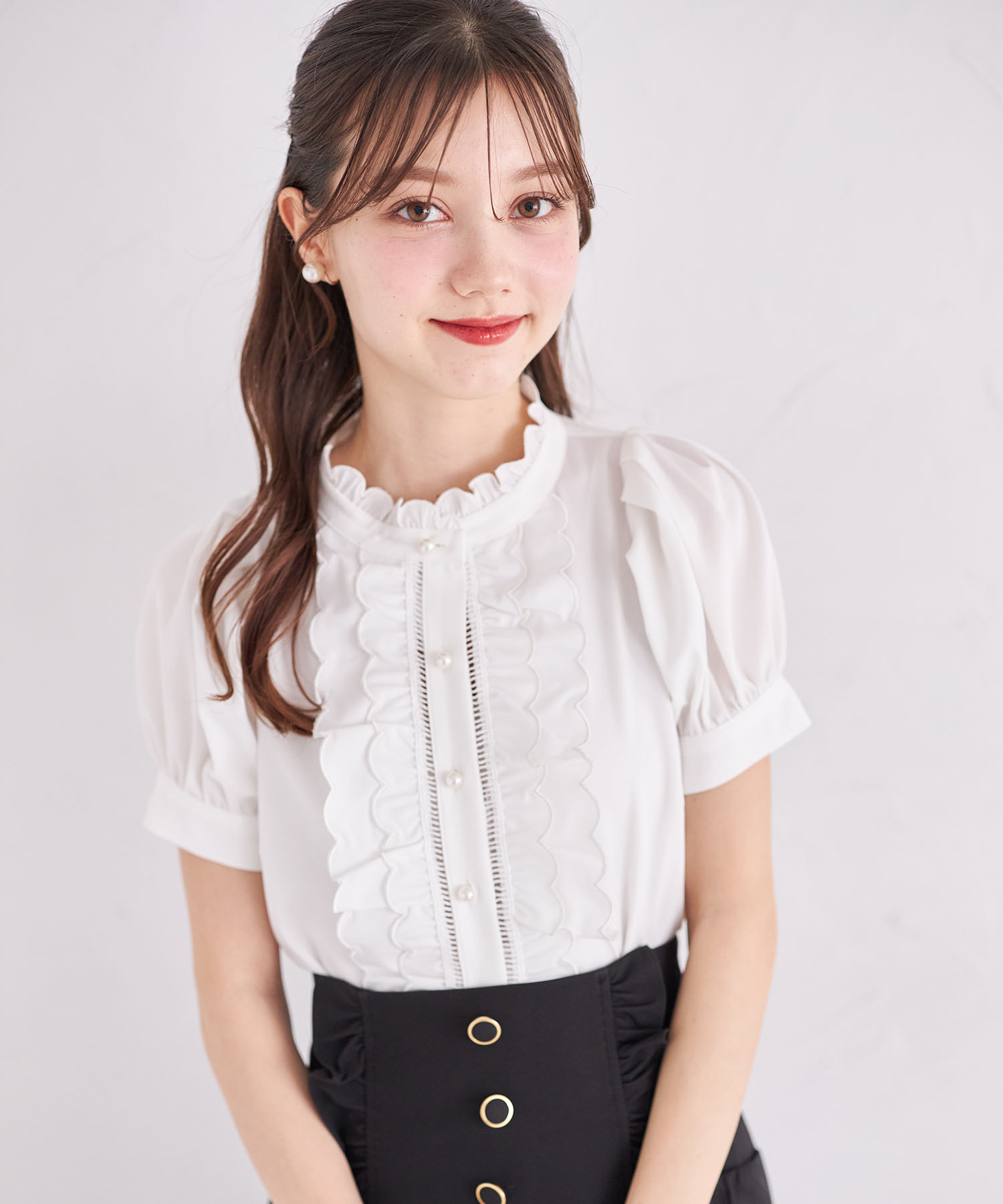 パール釦ハシゴレース×スカラップフリルブラウス   7月20日(日)オフホワイト再販決定☆【bellora ベローラ】 tocco closet(トッコクローゼット)※少量の在庫確保による再販売の為、交換は出来かねる場合がございます。