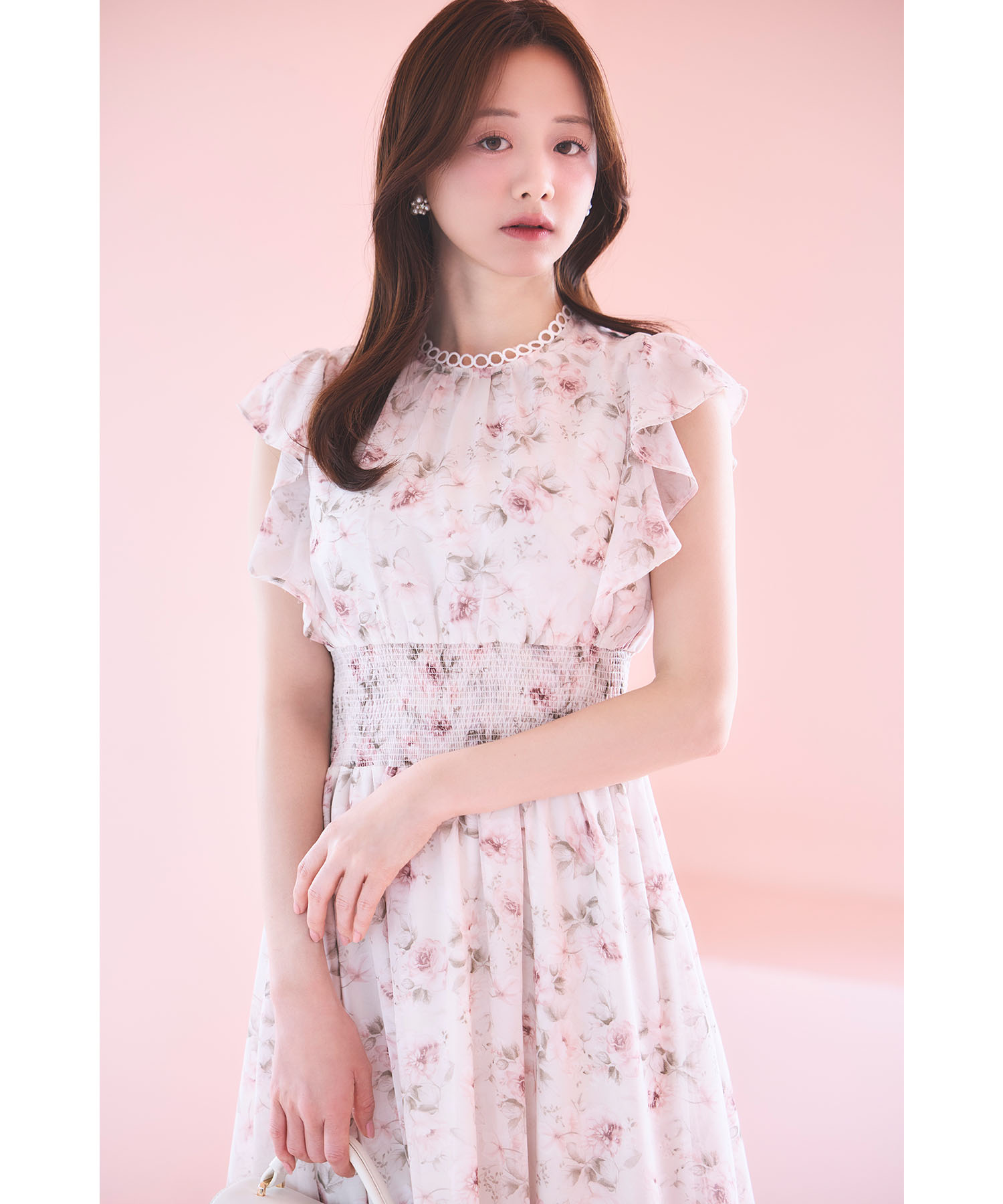 リングレース付きウエストシャーリングフラワープリントワンピース 7月14日(月)オフィシャルサイト限定再販☆《Spring Outer Collection》※森香澄さんはオフベージュ着用※少量の在庫確保による再販売の為、交換は出来かねる場合がございます。予めご了承ください。