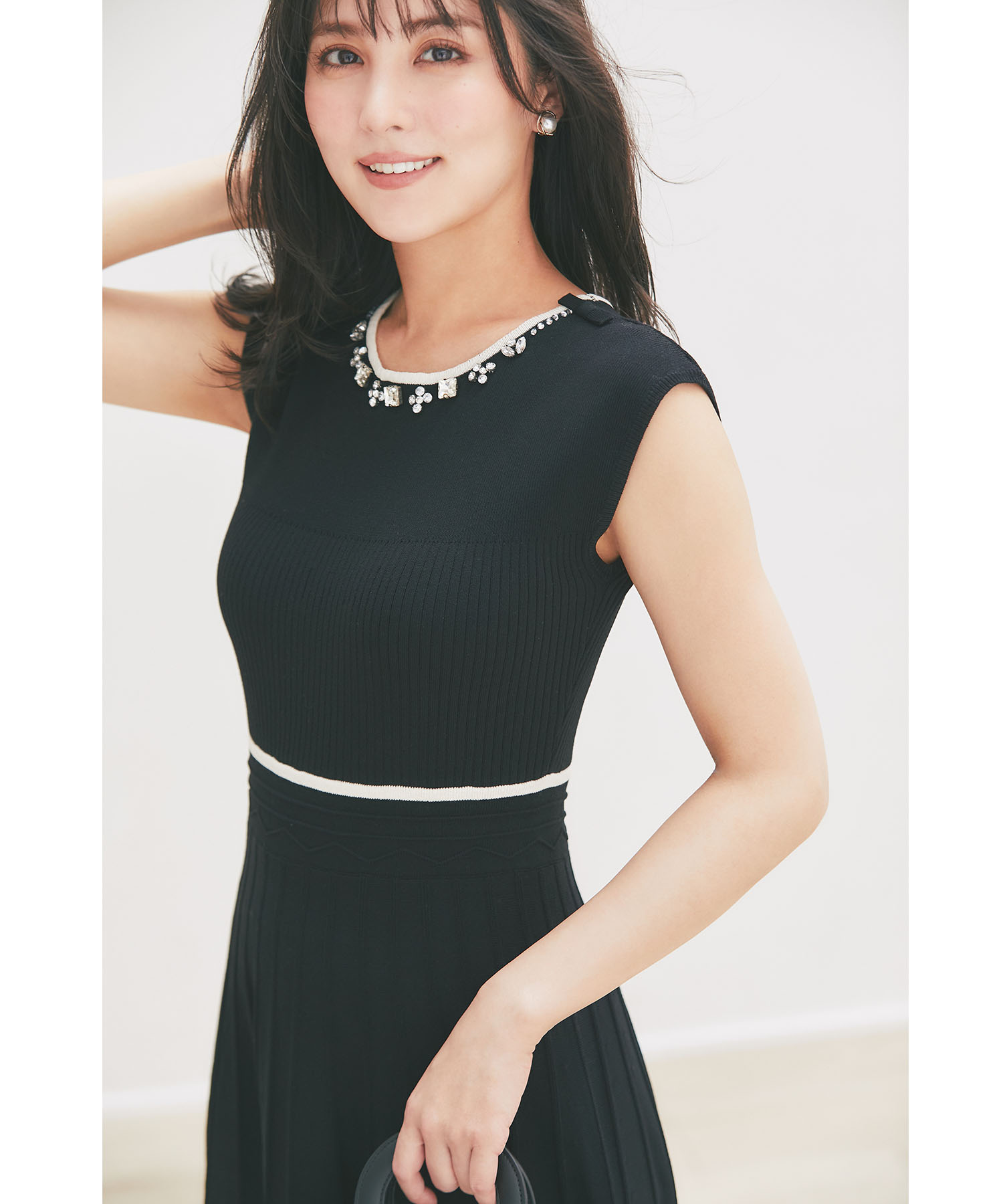 リボン＆ビジュー付き配色ライン入りプリーツニットワンピース【sheline シェリン】tocco closet(トッコクローゼット)　※石川恋さんはブラック着用