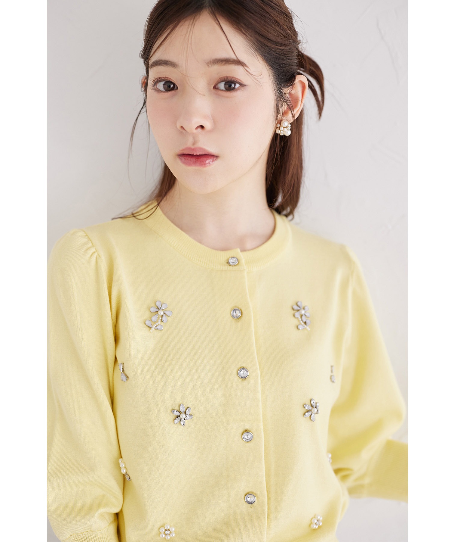 オーロラフラワービジュー付きニットカーディガン【sholie ショリー】 tocco closet(トッコクローゼット) ＊スペシャルプライス品につき返品/キャンセル/配送日指定不可/ラッピング不可/少量在庫のセールの為交換は出来かねる場合がございます。