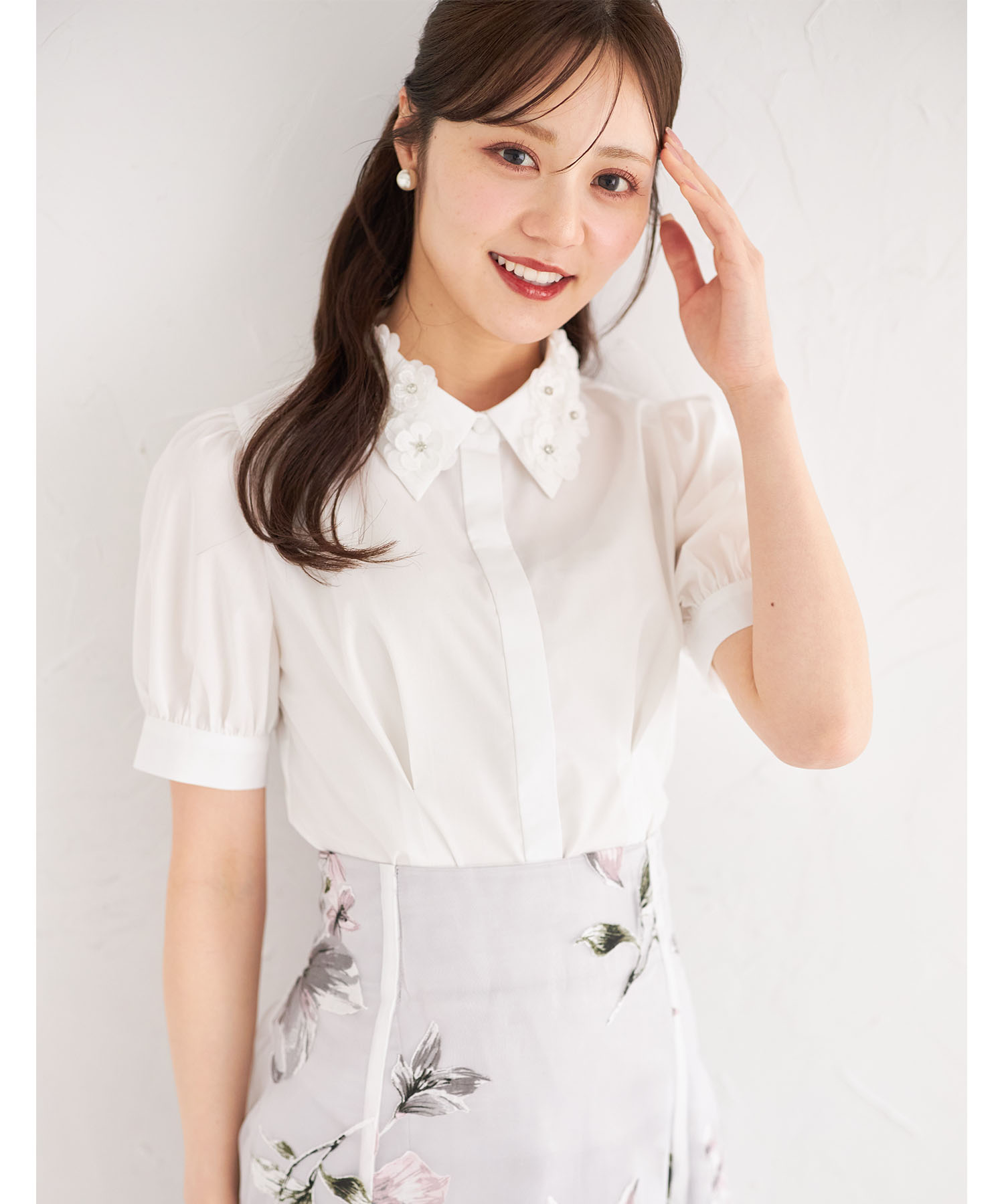 立体フラワーモチーフ襟付きウエストタックブラウス 6月30日(月)オフィシャルサイト限定オフホワイト再販☆【meloise ミロイス】※少量の在庫確保による再販売の為、交換は出来かねる場合がございます。予めご了承ください。