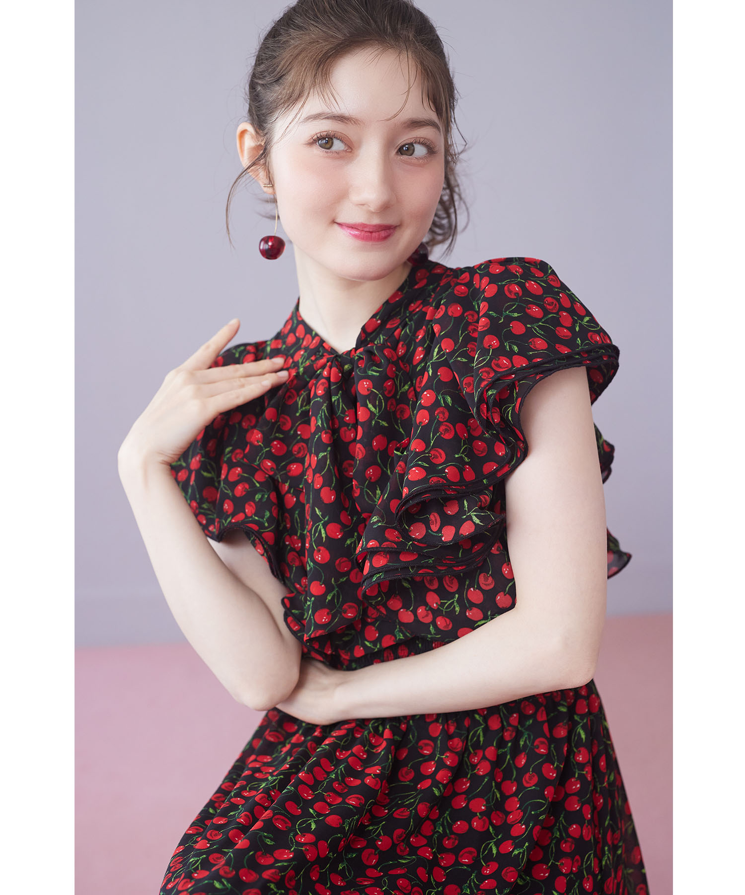 tocco トッコクローゼット　
ボウタイリボン付きラッフルフリルチェリープリントウエストシャーリングワンピース