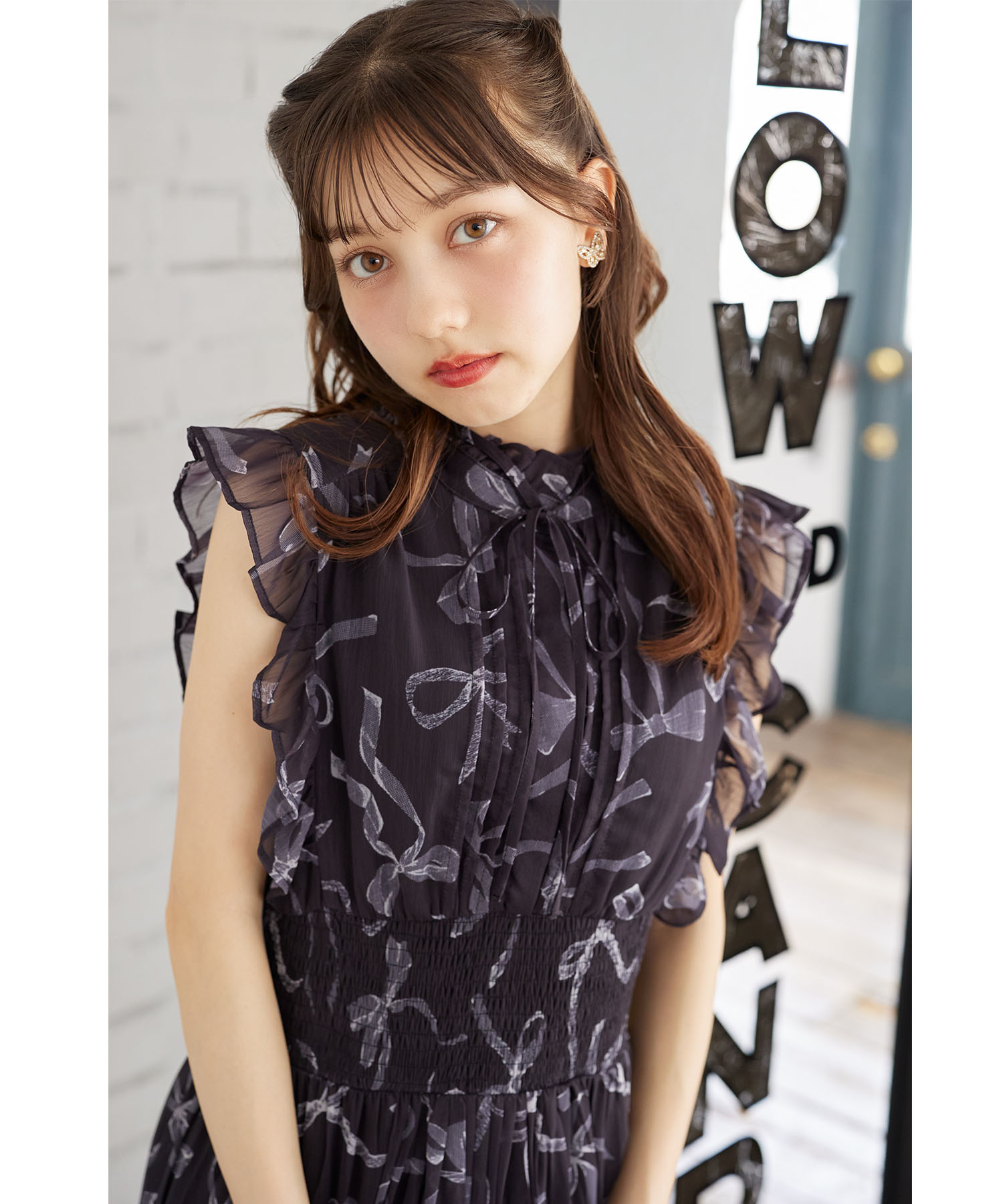 tocco トッコクローゼット　　
リボン＆フリル付きウエストシャーリングリボンプリントプリーツワンピース