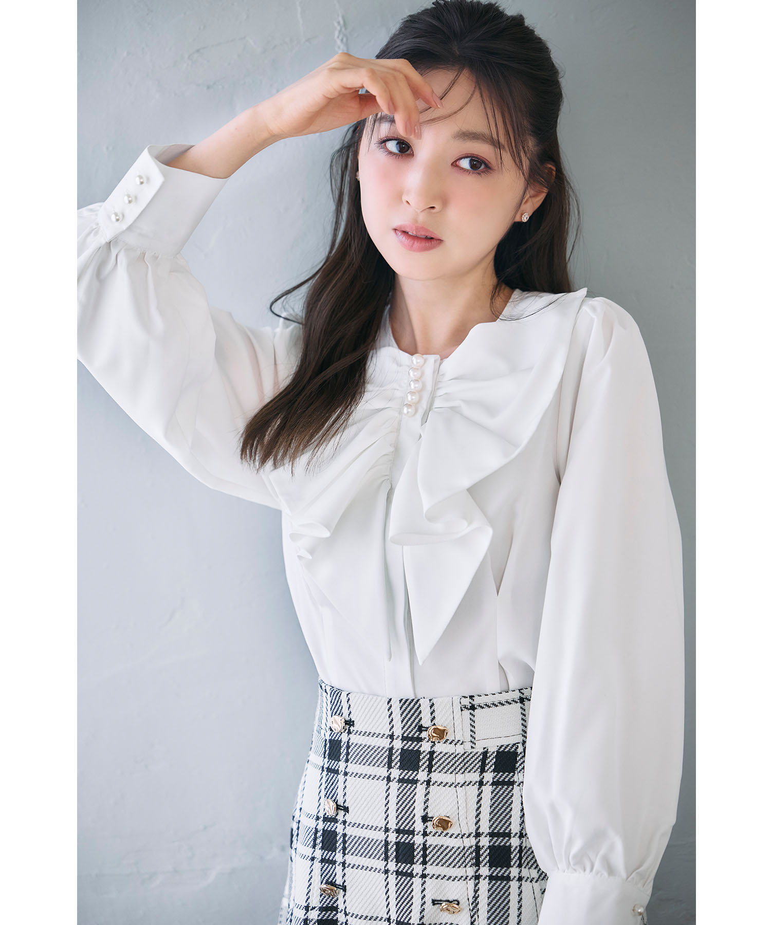 パール付きリボンラッフルブラウス 11月3日(月)再販決定☆  tocco closet ※上西星来さんはオフホワイト着用 ※オフホワイト少量の在庫確保による再販売の為、交換は出来かねる場合がございます。予めご了承ください。