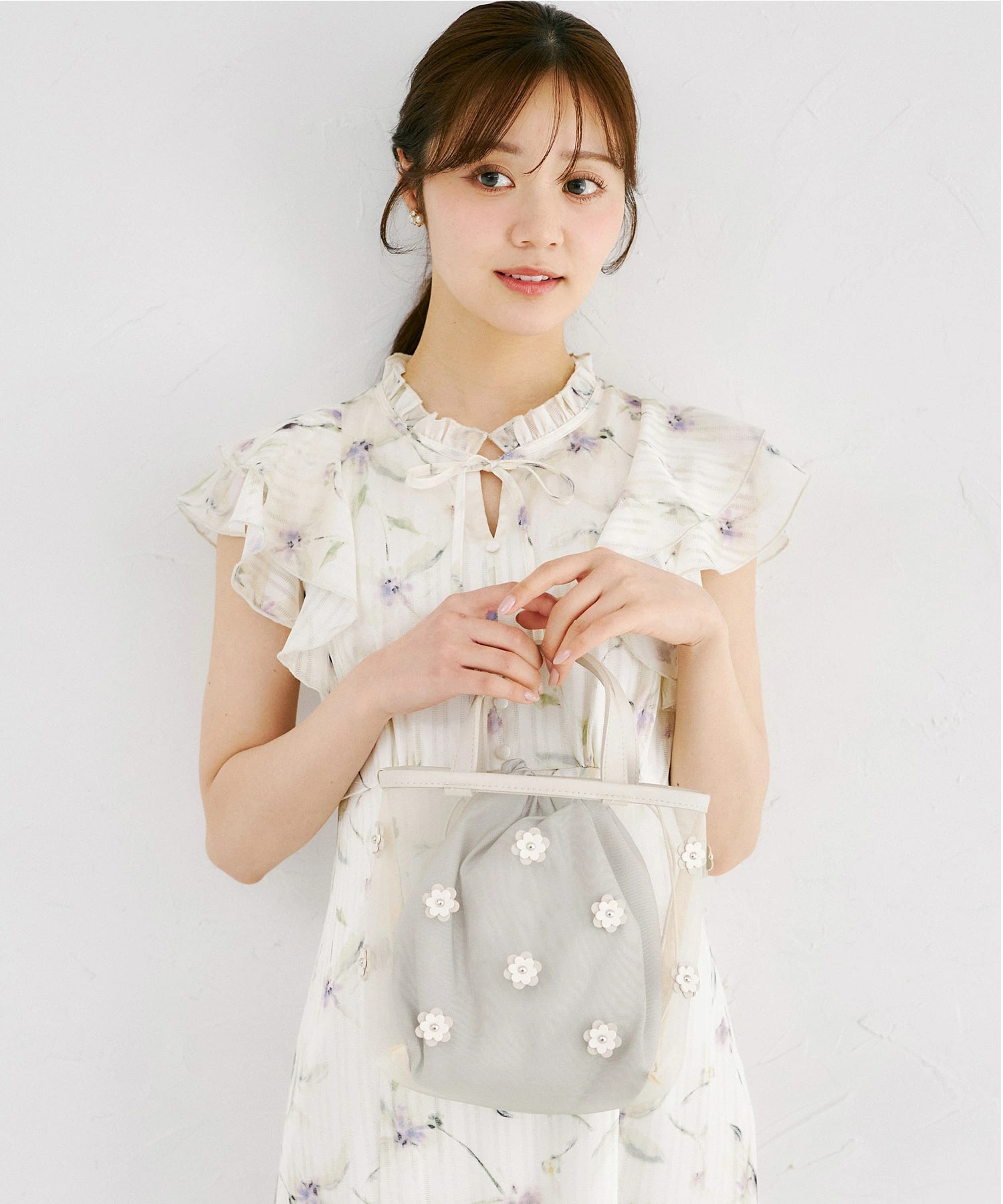 フラワーモチーフ付きシアーハンドバッグ tocco closet(トッコクローゼット) ※セレクトアイテム ＊スペシャルプライス品につき返品/キャンセル/配送日指定不可/ラッピング不可/少量在庫のセールの為交換は出来かねる場合がございます。