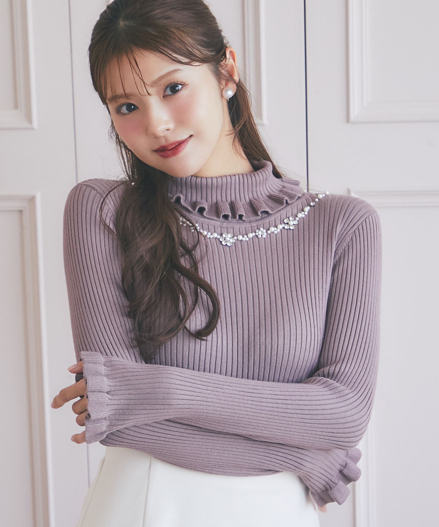 パールビジュー＆フリル付きタートルネックリブニットプルオーバー 11月1日(土)再販決定☆  tocco closet ※紺野彩夏さんはアイボリー、鈴木ゆうかさんはピンクモカ着用 ※少量の在庫確保による再販売の為、交換は出来かねる場合がございます。予めご了承ください。