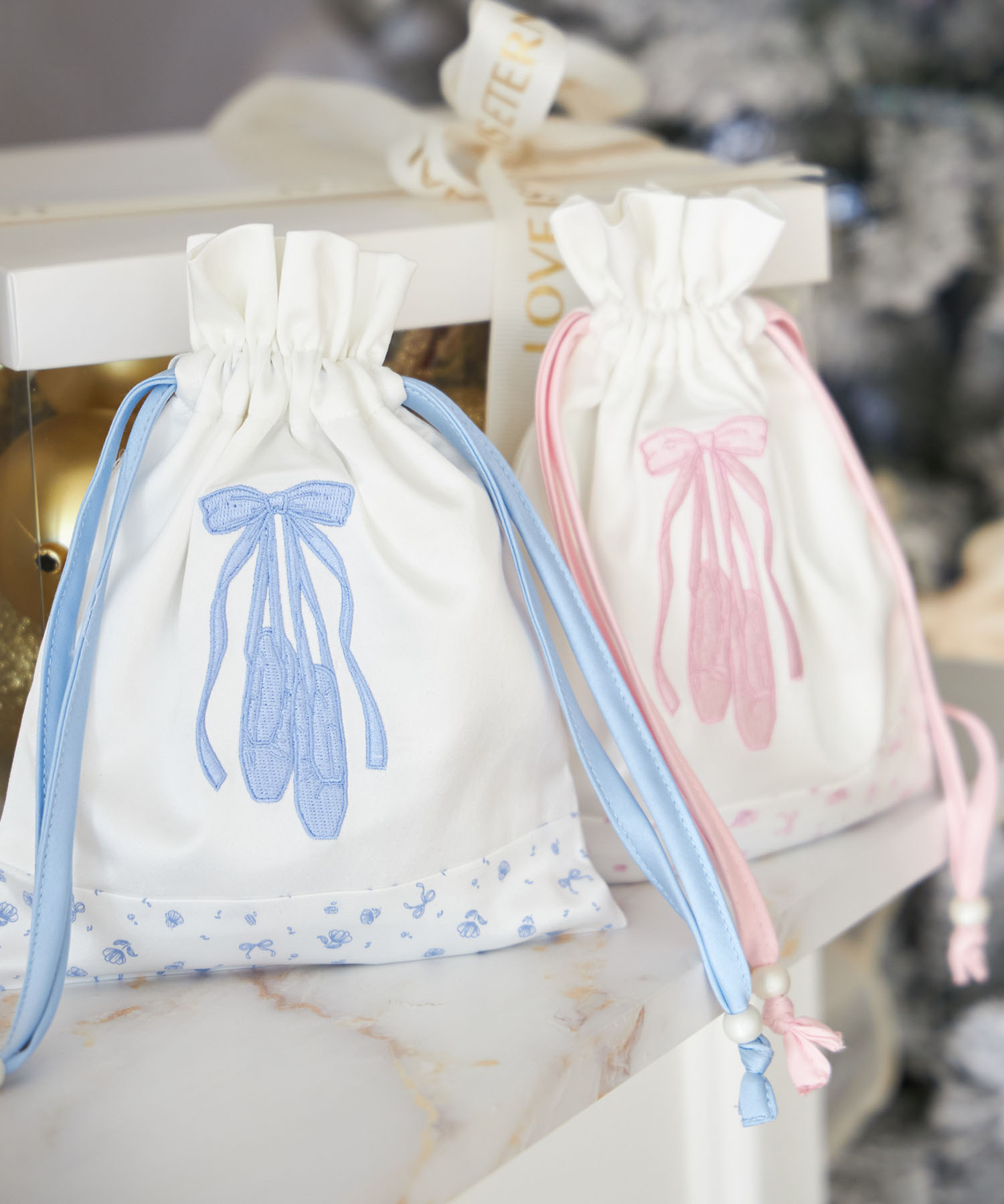バレエシューズ刺繍×フラワーリボンプリント巾着ポーチ  tocco closet(トッコクローゼット)《Kyoko.(@coooocostagram)さんコラボ》