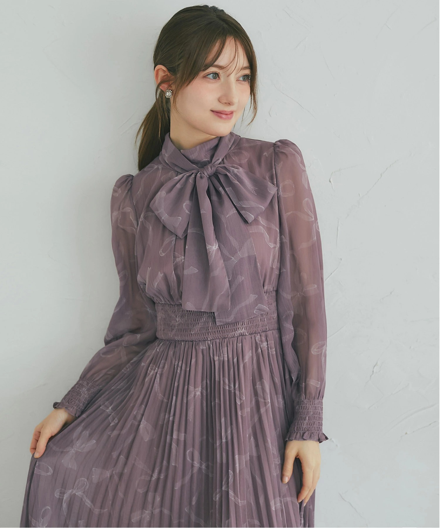 tocco トッコクローゼット　
２ＷＡＹボウタイリボン付きリボンプリントシャーリングプリーツワンピース