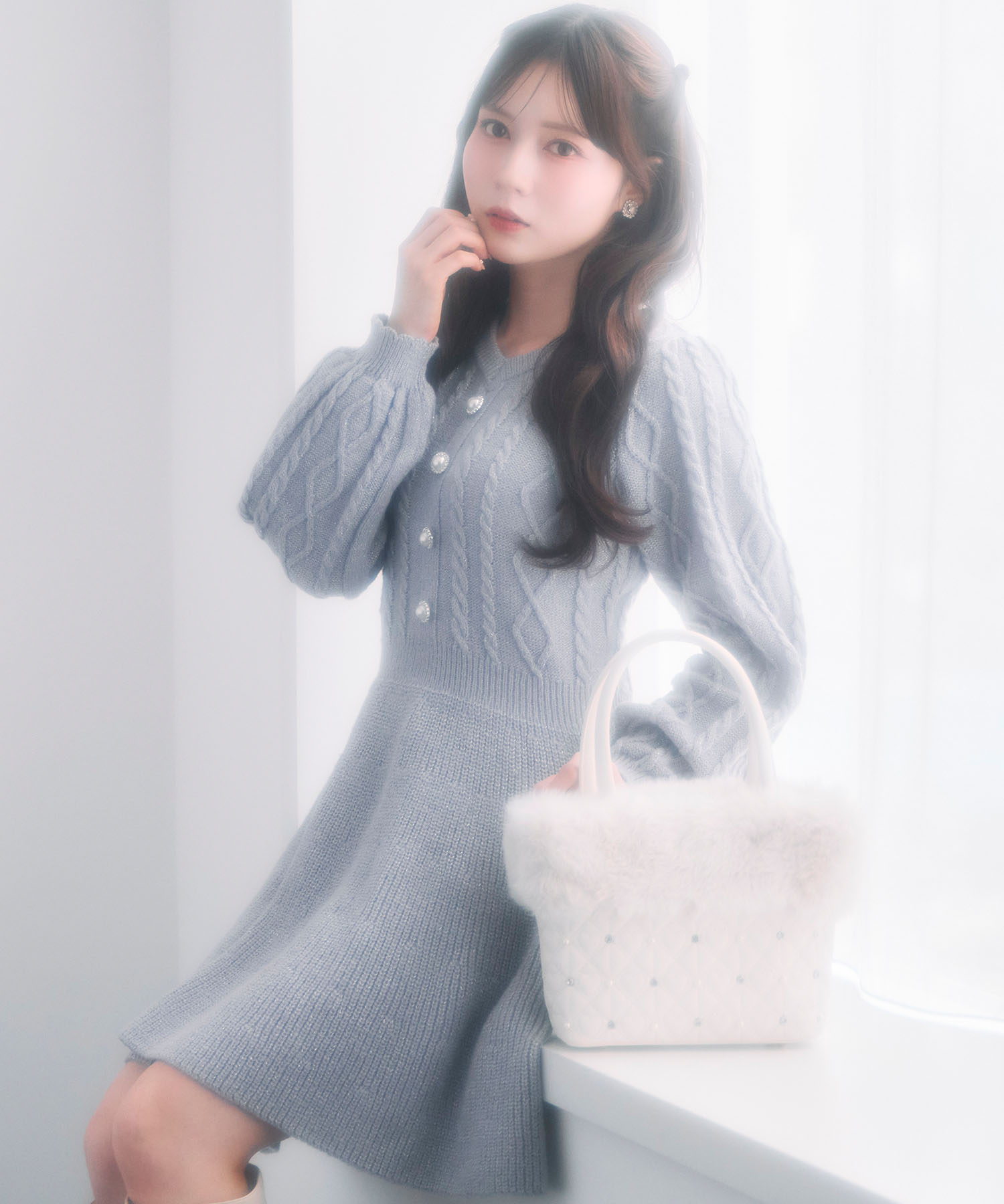 パール飾り釦付きケーブル編みラメニットワンピース tocco closet(トッコクローゼット)　※水瀬さららさんはブルー着用