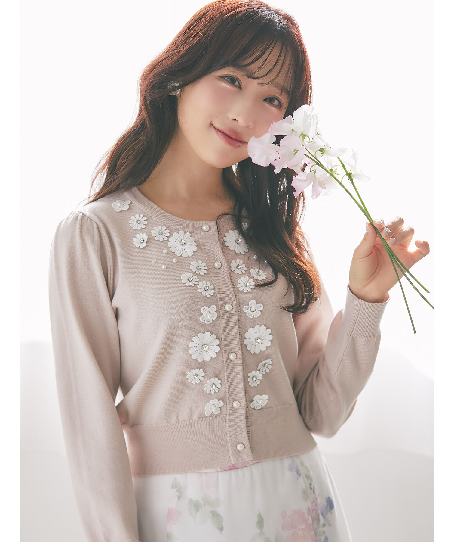 フラワーレースモチーフ付きパールビジュー装飾ニットカーディガン 1月28日(水)再販決定☆ tocco closet(トッコクローゼット)《KnitCollection》※小栗有以さんはピンク着用