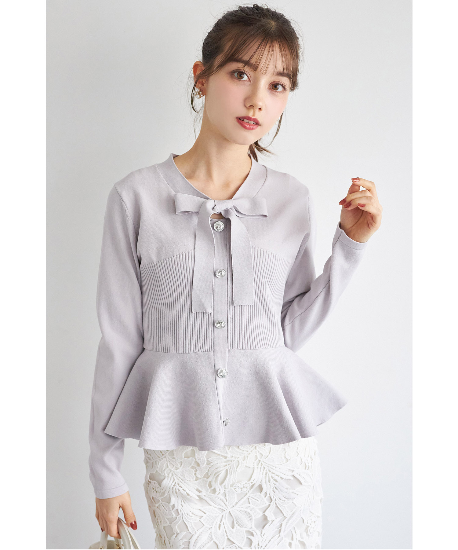 ビジュー釦付きボウタイリボンペプラムニットプルオーバー  tocco closet(トッコクローゼット)　