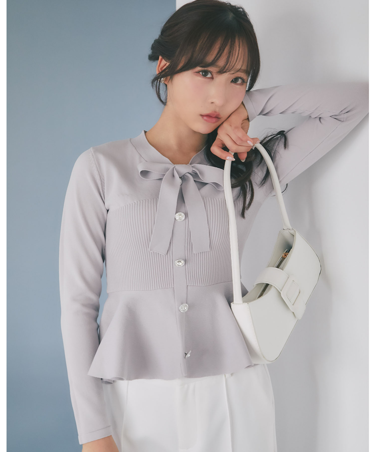 ビジュー釦付きボウタイリボンペプラムニットプルオーバー  tocco closet(トッコクローゼット)　※小栗有以さんはラベンダー着用