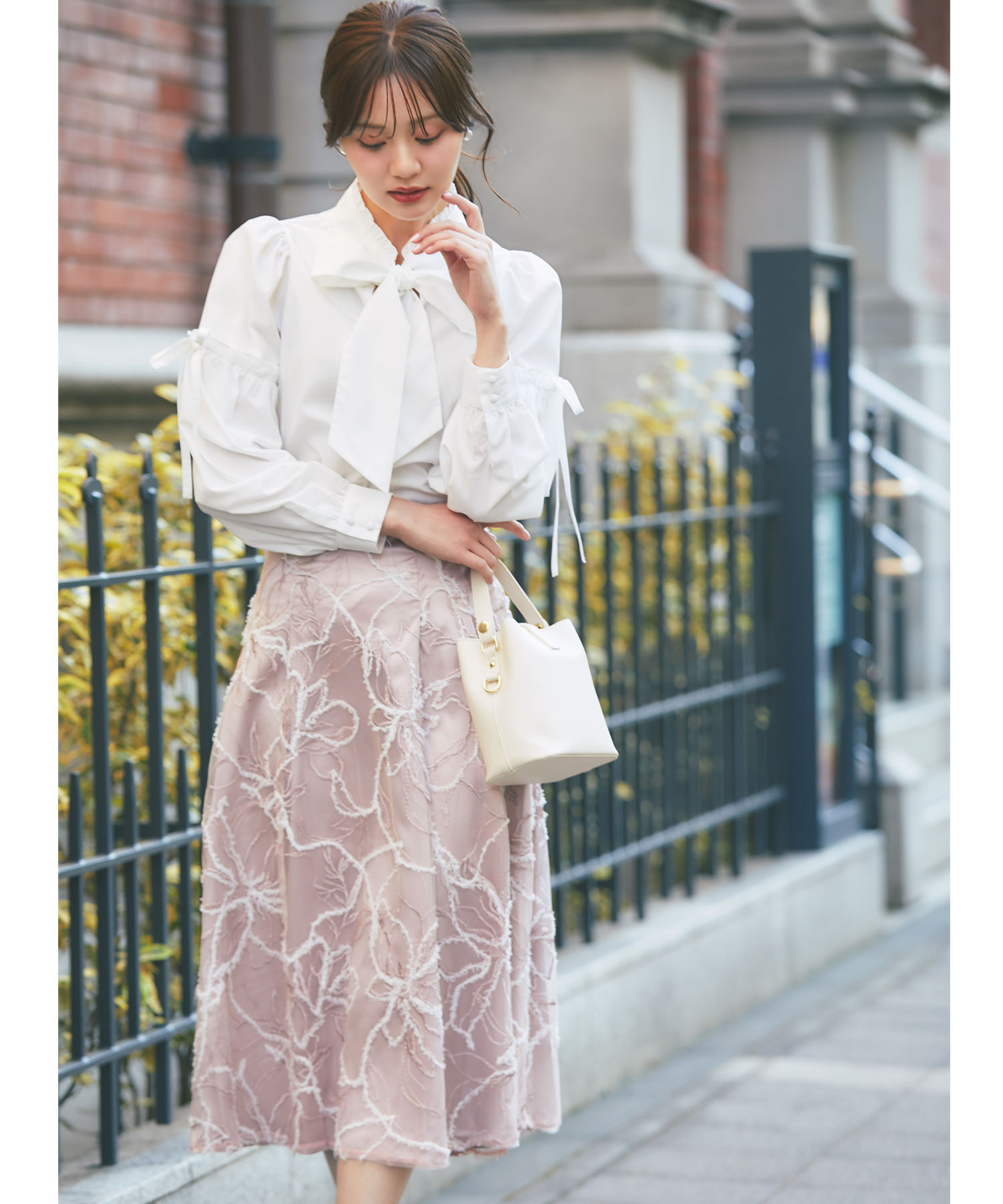 tocco トッコクローゼット　　
リボン付きレース切り替えピンタックブラウス