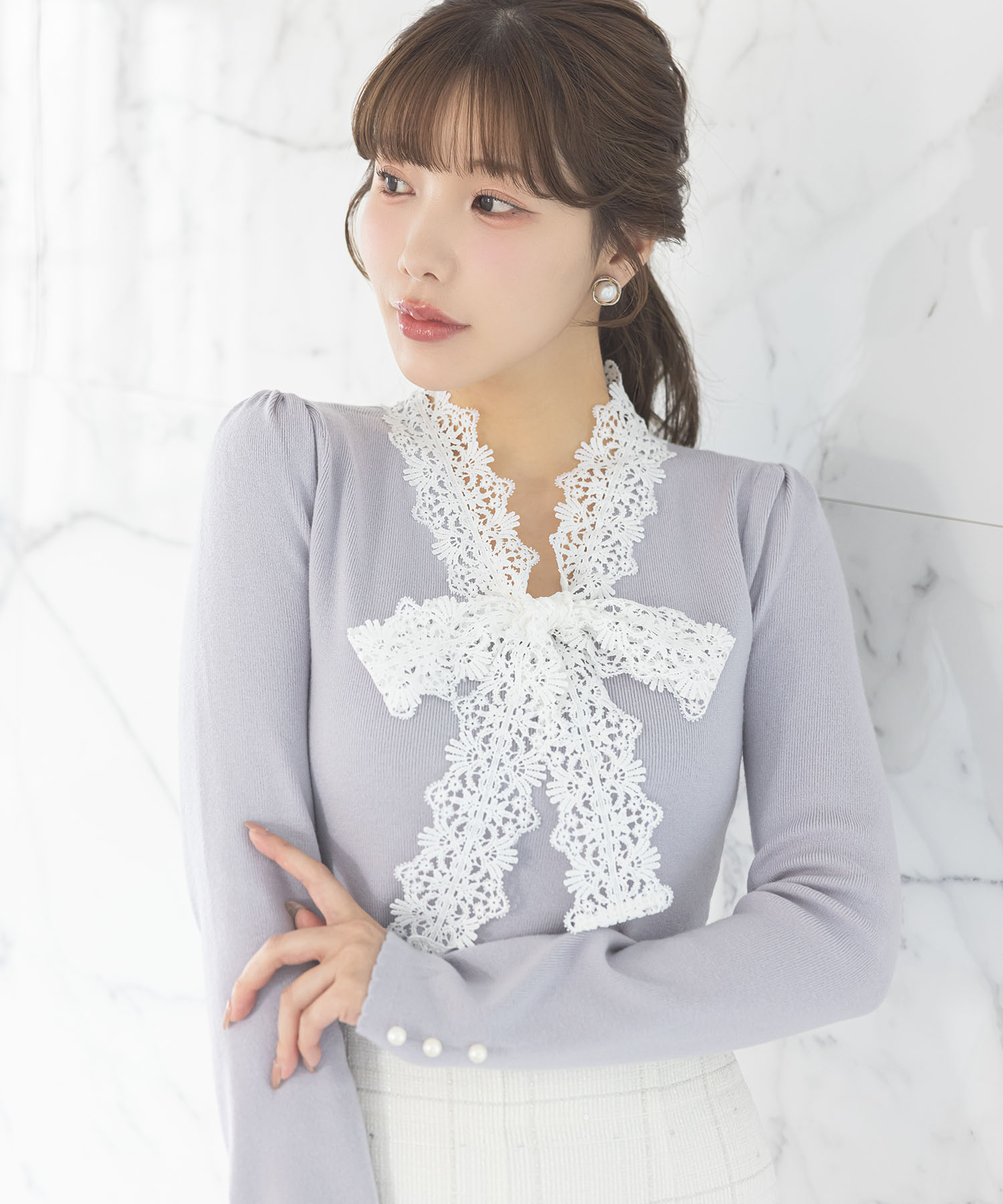 再販予定！入荷連絡受付中☆レースボウタイリボン付き配色ニットプルオーバー tocco closet(トッコクローゼット) 《Lady in winter bloom》※えみ姉さんはグレー着用