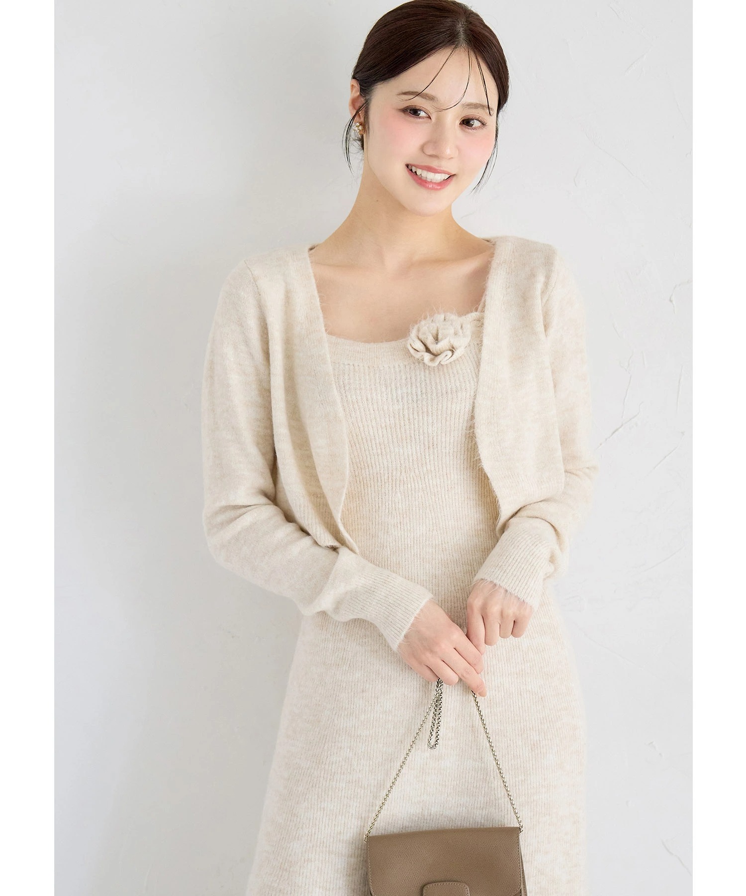 ショートニットカーディガン×フラワーモチーフ付きニットキャミワンピースセット 12月3日(水)オフィシャルサイト限定ベージュ再販☆ tocco closet(トッコクローゼット)